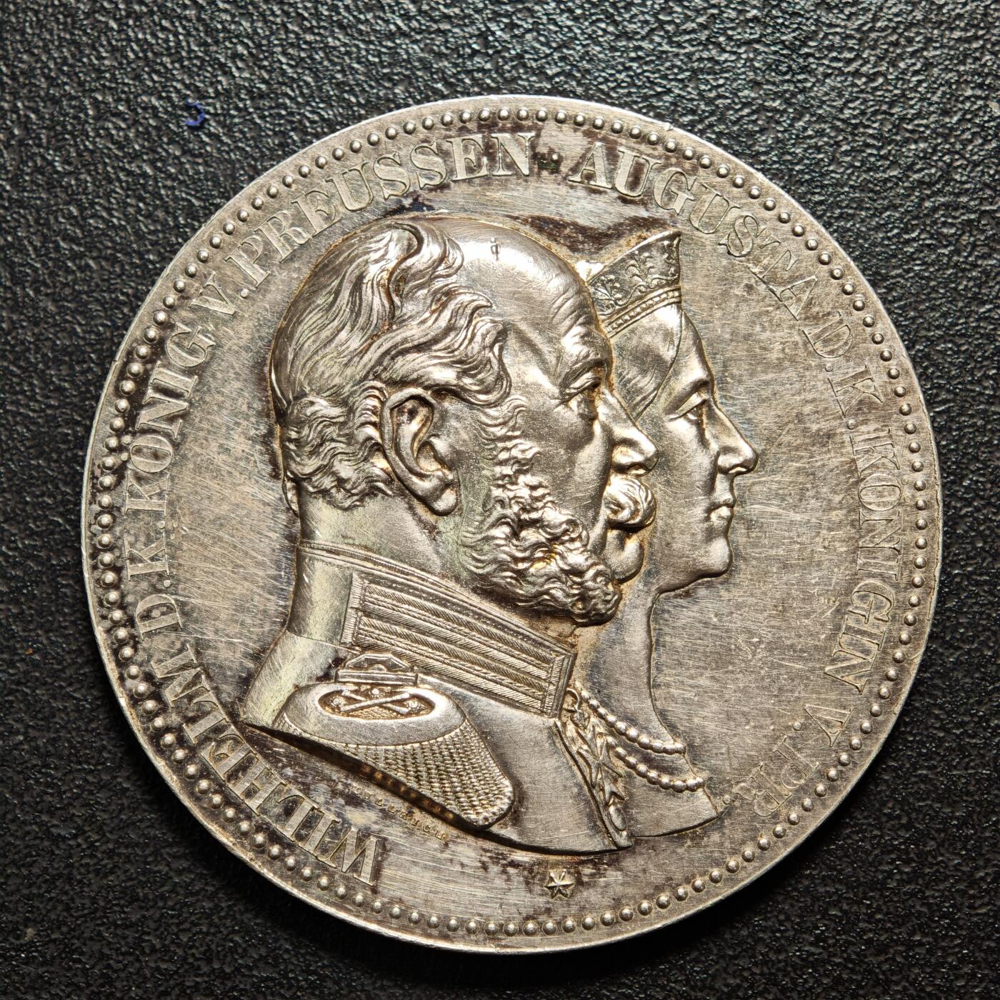 【德藏】世界币章拍卖第160期 1861年 德国普鲁士威廉一世与奥古斯塔皇后银婚纪念银章 浮雕感极强 直径约：45.1mm；重约：50.7g