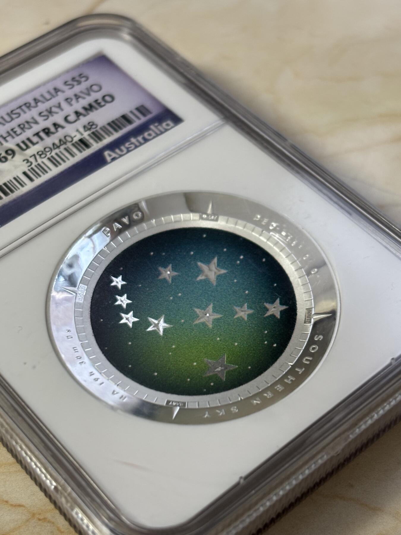 第186期拍卖 澳大利亚2013年南天星空系列2孔雀座凹凸纪念1盎司彩色银币NGC-PF69，999银，发行10000枚