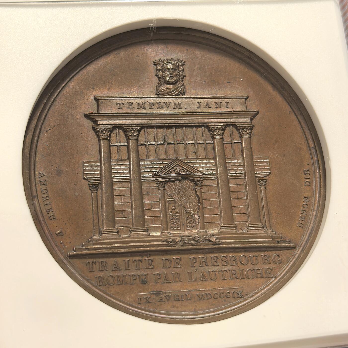 博洋堂“岁启嘉年”2026新年精品大拍专场暨第155期（全场包邮） NGC MS64BN 法国1809年拿破仑一世阿本斯贝格战役纪念大铜章 巴黎造币厂铸 光边原铸 雕刻精细宏伟场景 背面四柱式雅努斯神庙 顶部是雅努斯三面头像 神庙门被打破意味着战争 高浮雕丰富而有光泽红棕色的两百年自然氧化包浆 实物极美 罕见收藏级别