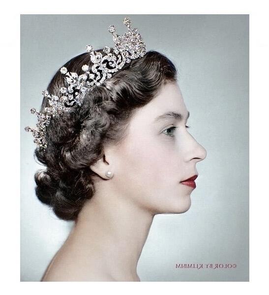 【旋风钱币】1月10日19:00准时开拍 精美欧洲币章、银币银章、第三帝国钱币等 全场包邮！ 2枚一起 纯手工 英国伊丽莎白二世青年像 镀金高浮雕精制币章吊坠 20MM