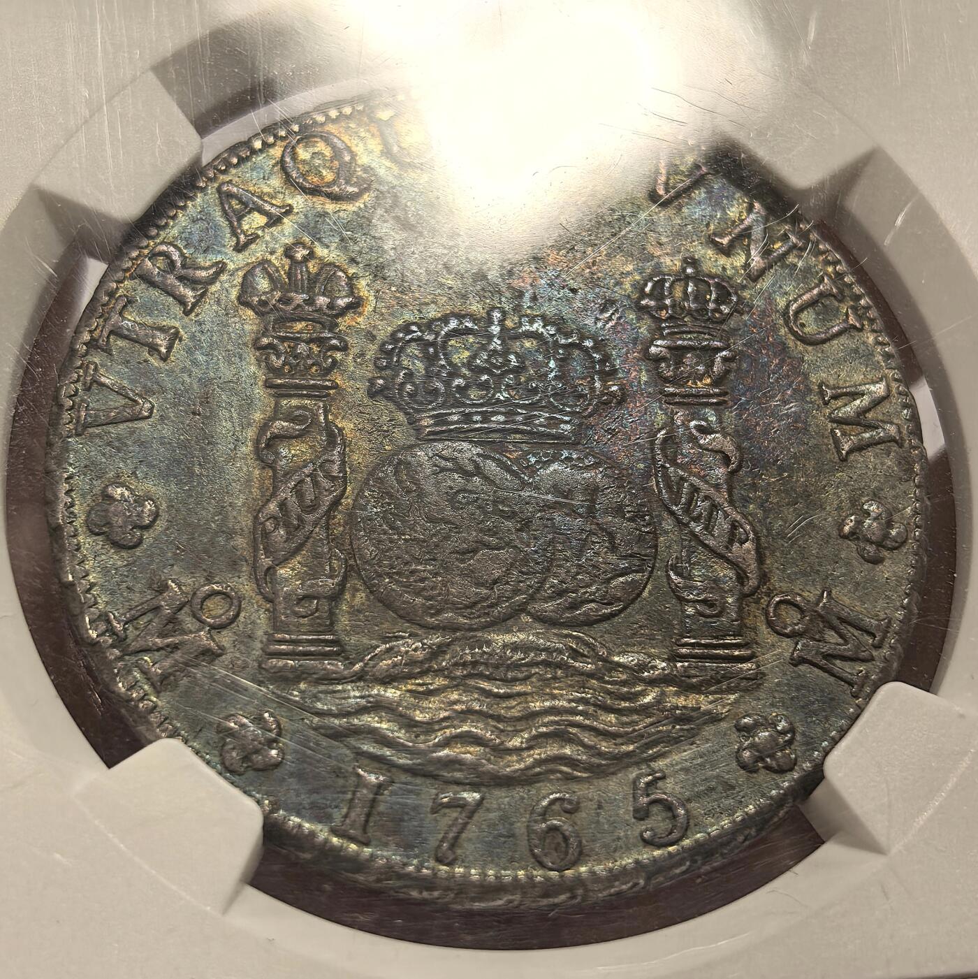 博洋堂“岁启嘉年”2026新年精品大拍专场暨第155期（全场包邮） 西属墨西哥1765年卡洛斯三世8里亚尔地球双柱银币，原汁原味出土包浆，深色老皮壳之下隐约带底光，层次感很强，完全不是后期处理能做出来的效果。版式完整，柱、球、皇冠与文字均可清晰辨识，老味十足，收藏感直接拉满。原NGC XF砸盒，这种状态的8里亚尔，卖的就是“真”和“老”，越看越耐看。