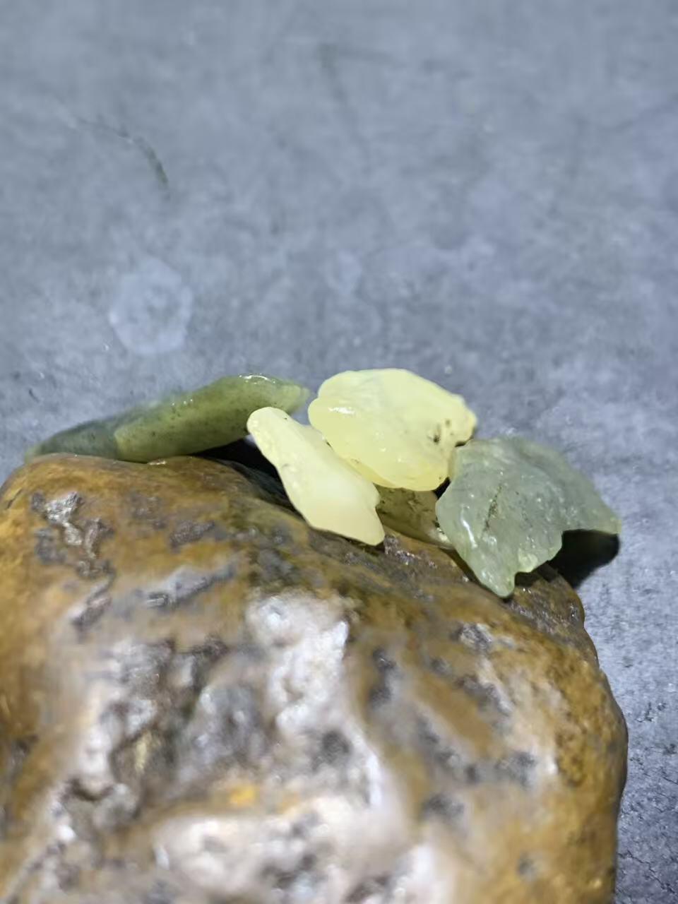 新疆戈壁料风化纹和田玉原石一组