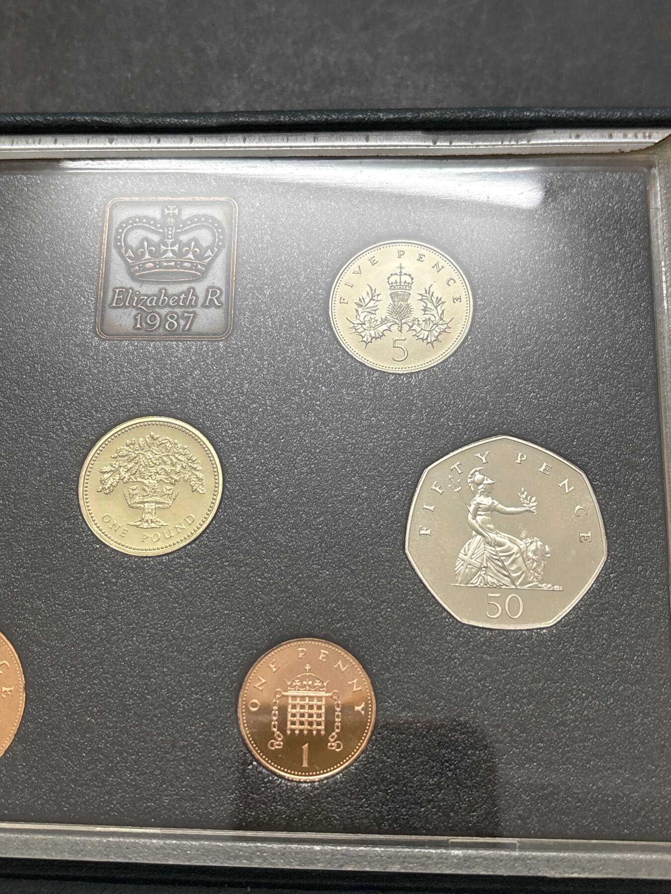 文馨钱币收藏 迎新纳福2026新年第一场（第 287 场）金银老铜币拍卖 原封原盒全新  1987 年英国 1便士--1  磅精制币带铜章一套