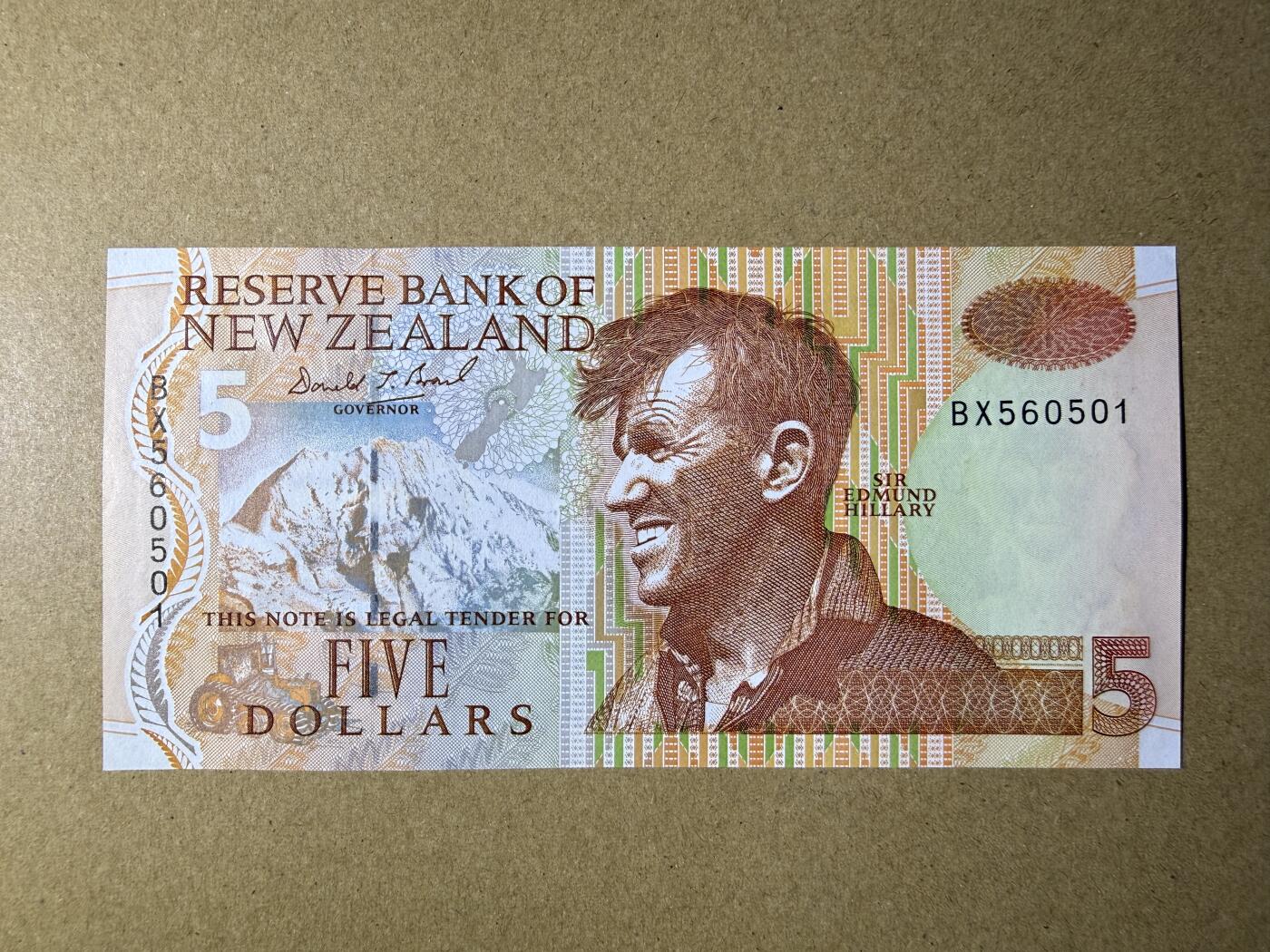 《艾美收藏》第227期-1.3周六外币黄金场-马年首拍 新西兰5元 UNC 1992年 黄眼企鹅 背面边缘有处荧光 无47