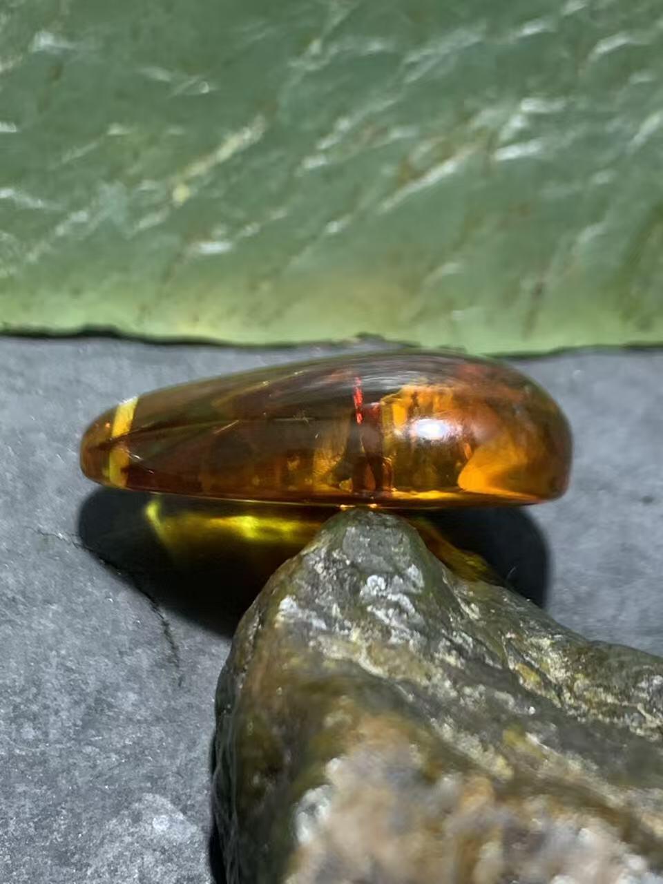 乌克兰花珀水滴形吊坠一个，