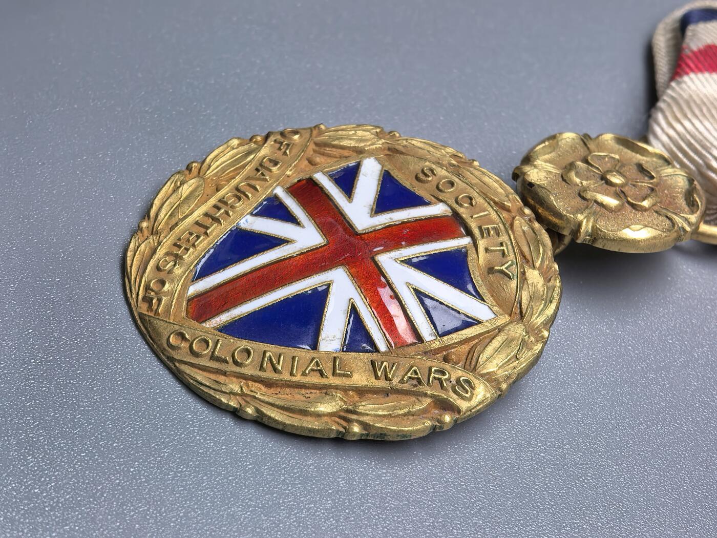 小驴勋章奖章收藏1月2日周五晚六点拍卖（珍爱和平，收藏战争，铭记历史，勿忘国耻，忠党爱国。有偿代拍，送拍规则在简介最后，参拍须阅读规则后再参拍，关系到运费包装发货时效真假辨别等关键信息，拍卖时不再发原图，看大图店主微信码在拍卖店铺介绍里） 美国国家殖民战争之女协会10K金质奖章，背刻获得者名字Harriet Vaughn Rigdon（1880-1941）和1930年308编号及10K金标，成员必须为 1607 年 5 月 13 日至 1775 年 4 月 19 日期间在美国殖民者后裔和美国独立战争爱国者的后裔（女性），实测测比金标含量高，罕见