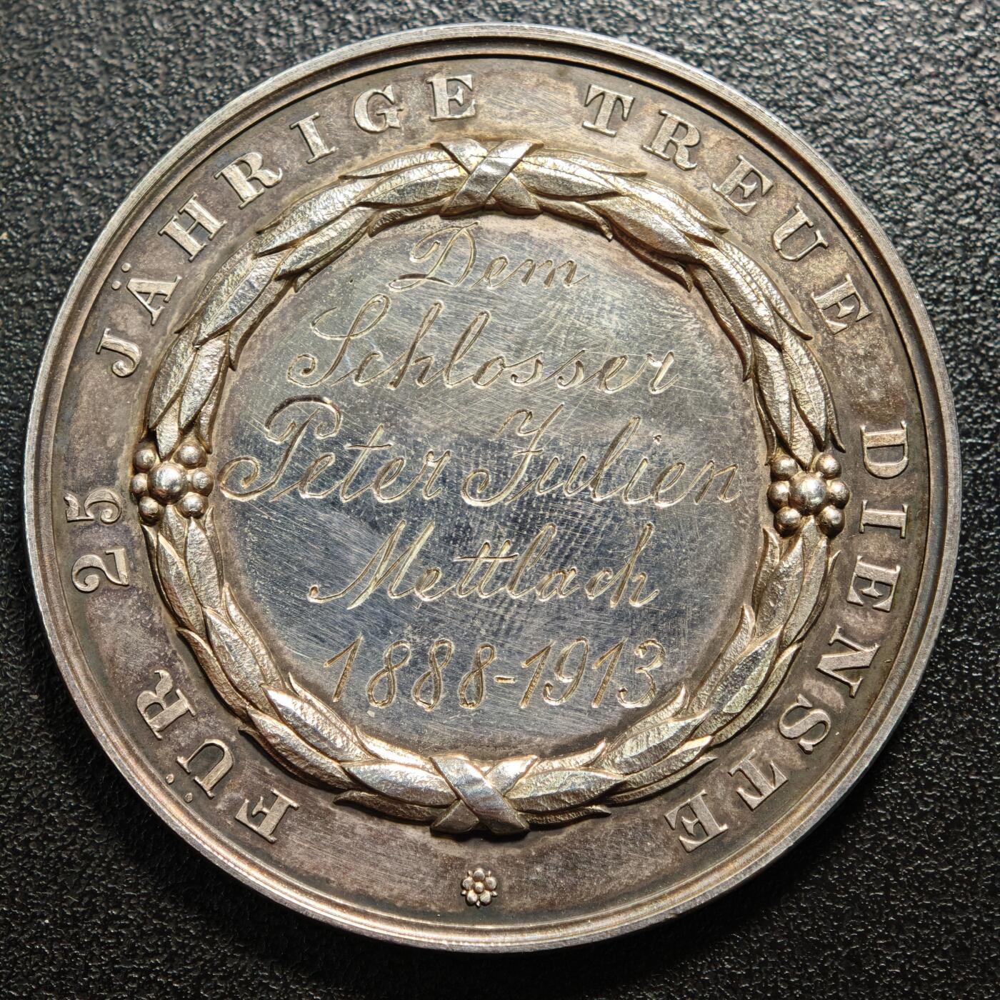 【德藏】世界币章拍卖第160期 1913年(刻字) 德国唯宝陶瓷公司(1843年创立)员工25年服务表彰纪念银章 原盒 刻字精美 直径约：50.3mm；重约：48.1g