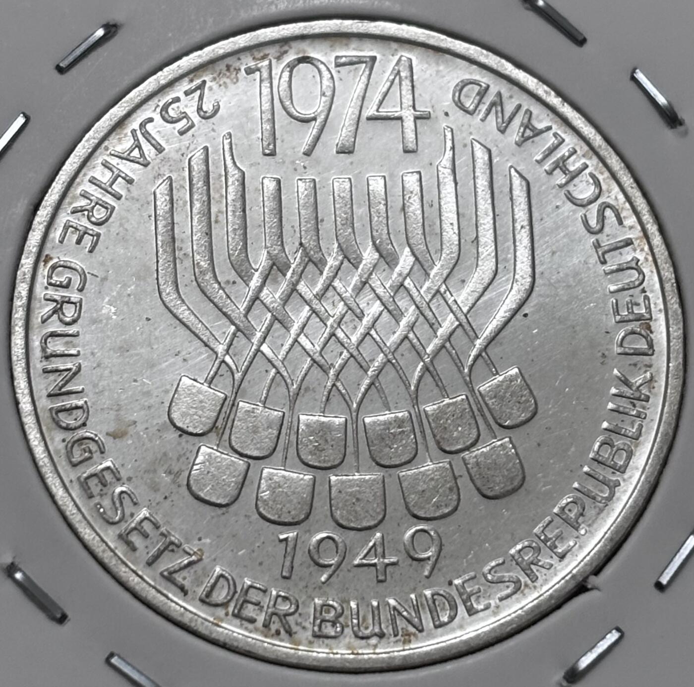 文馨钱币收藏 迎新纳福2026新年第一场（第 287 场）金银老铜币拍卖 原光品相 1974 年德国宪法 25 周年 5 马克纪念银币，11.2 克 625 银，品相可评级