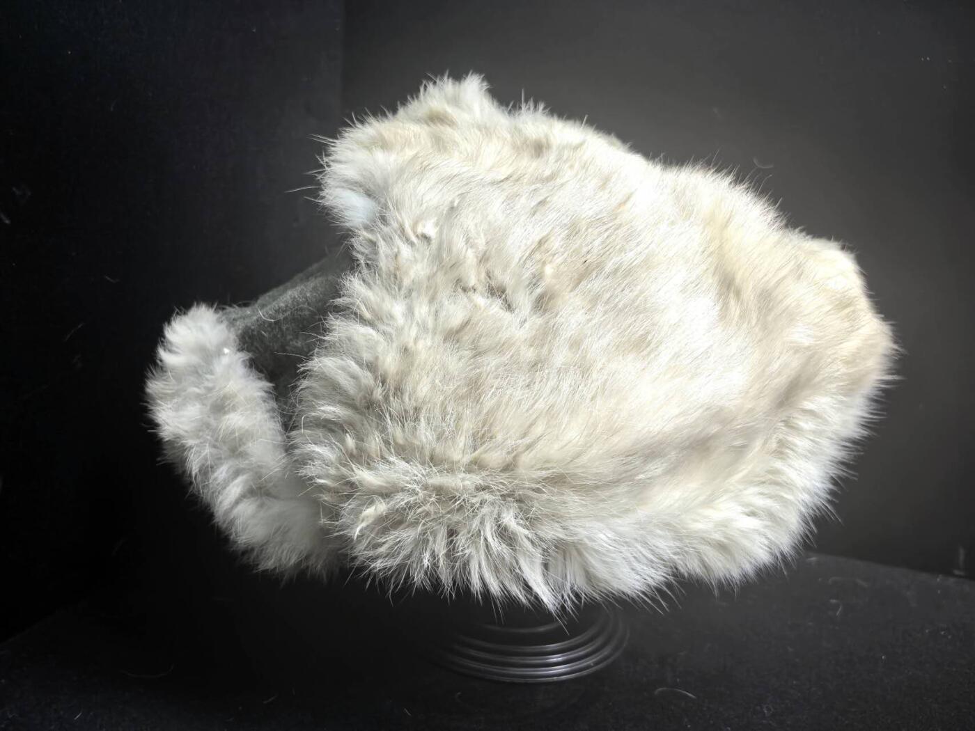 小驴勋章奖章收藏1月2日周五晚六点拍卖（珍爱和平，收藏战争，铭记历史，勿忘国耻，忠党爱国。有偿代拍，送拍规则在简介最后，参拍须阅读规则后再参拍，关系到运费包装发货时效真假辨别等关键信息，拍卖时不再发原图，看大图店主微信码在拍卖店铺介绍里） 德WWII军用冬季野战帽，兔毛皮羊毛毡材质，锌质鹰徽，内衬印有Reichsbetriebsnummer 56，形制和咱的雷锋帽一样，库存好品