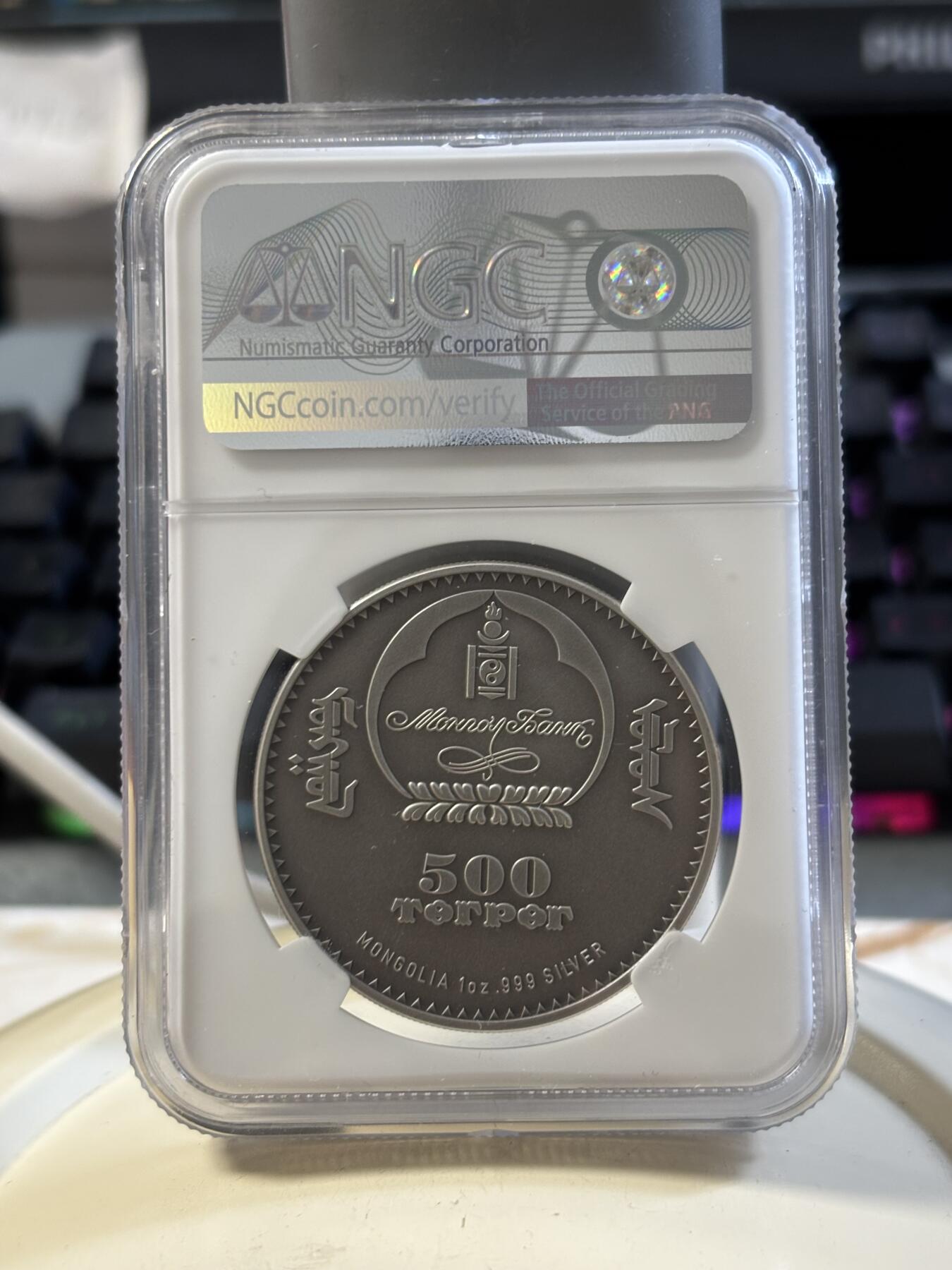 第186期拍卖 蒙古2016年草原动物系列猎隼仿古镶嵌水晶纪念银币NGC-MS70,1盎司，999银，发行2500枚