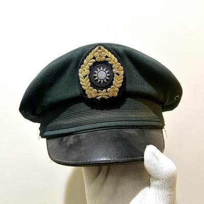 【第肆場】近代勋奖章徽章服饰杂项专场 - 民国时期 联勤总部制—陆军大檐帽—皮帽檐 缺风带—头围约56cm