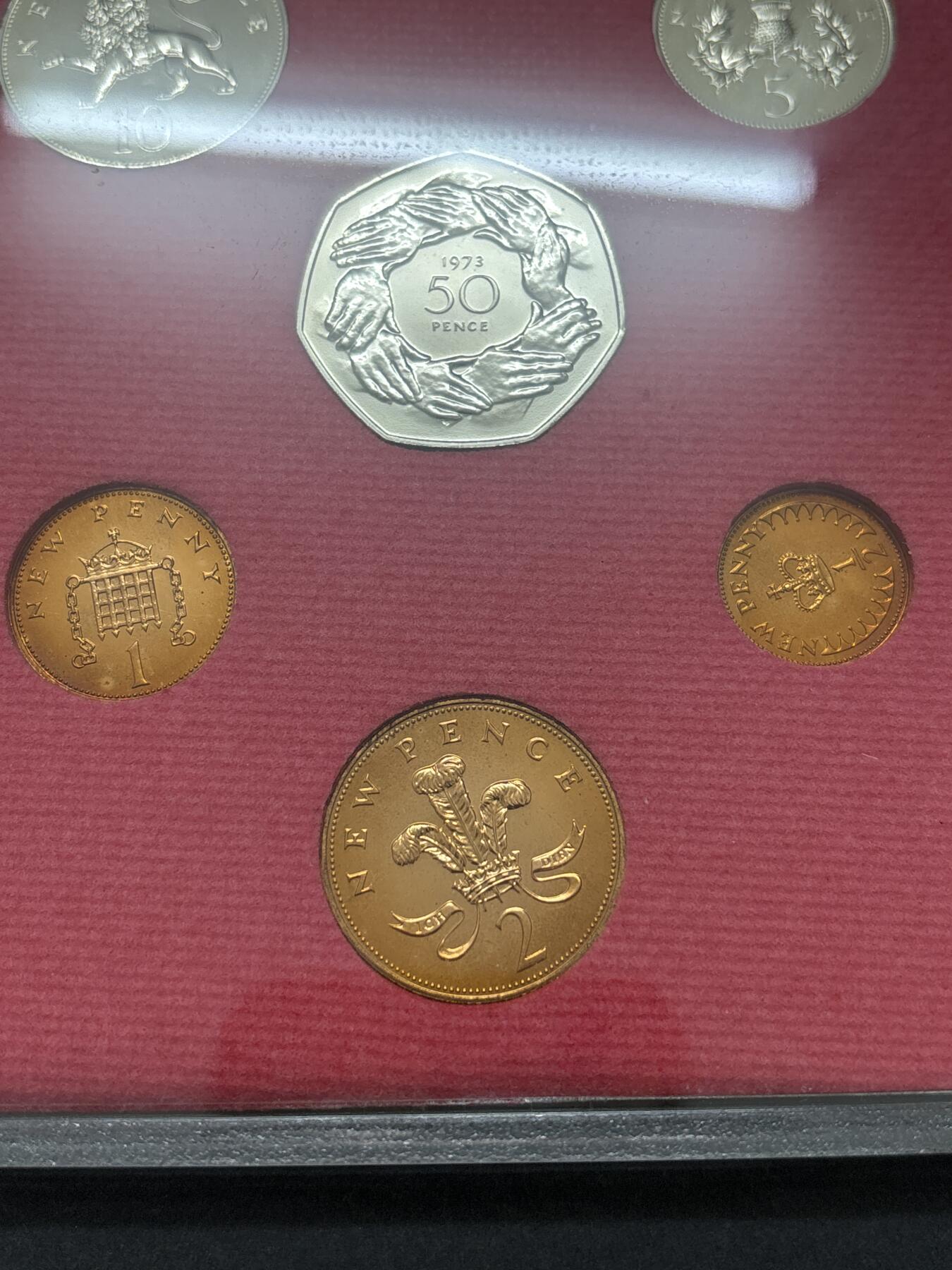 文馨钱币收藏 迎新纳福2026新年第一场（第 287 场）金银老铜币拍卖 原封原盒全新  1973 年英国 1/2 便士--50 便士纪念精制币带铜章一套