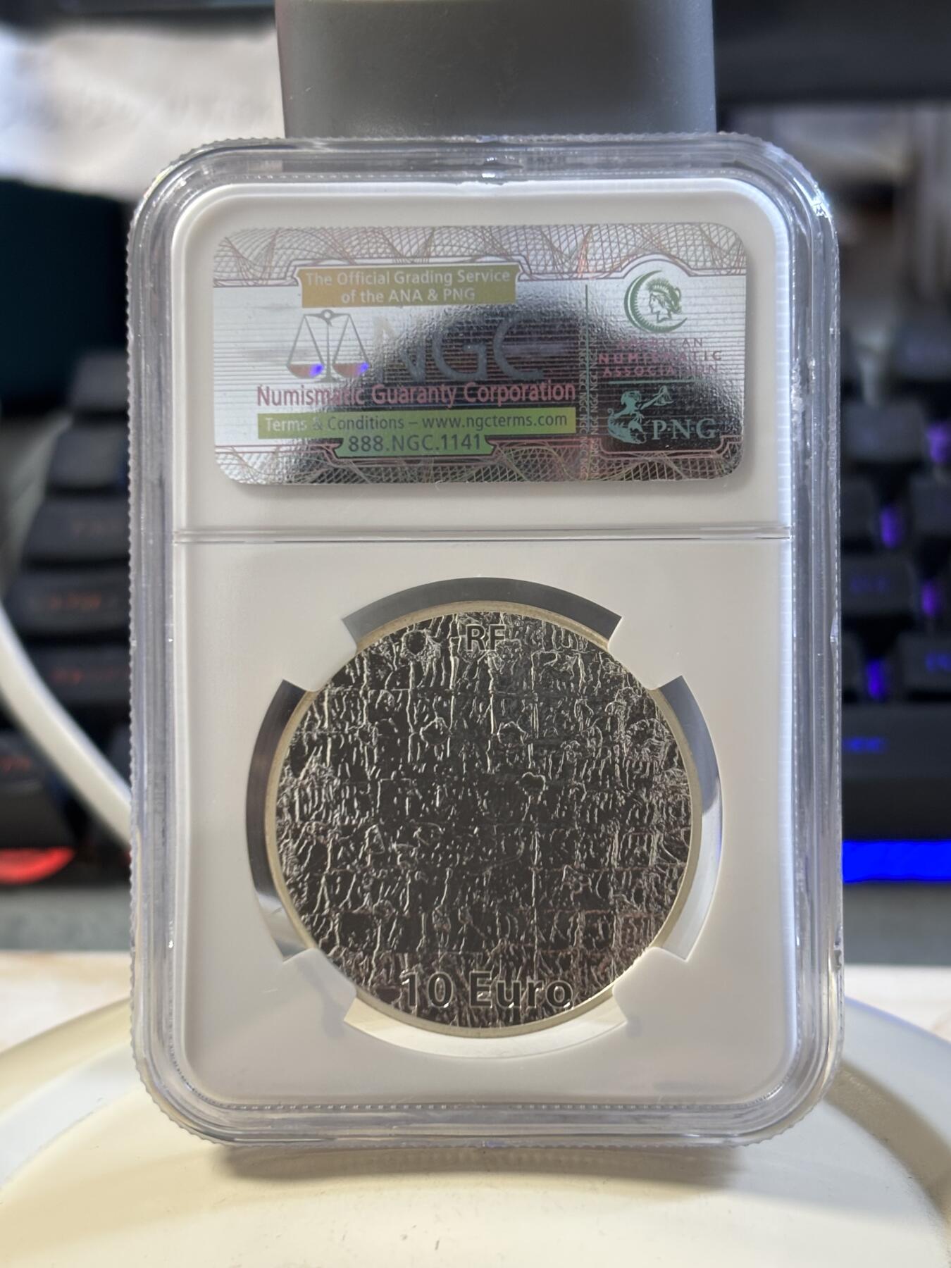 第186期拍卖 获奖币法国2012年伊夫克莱因“蓝手”彩色银币NGC-PF68，22.2克，900银，发行30000枚