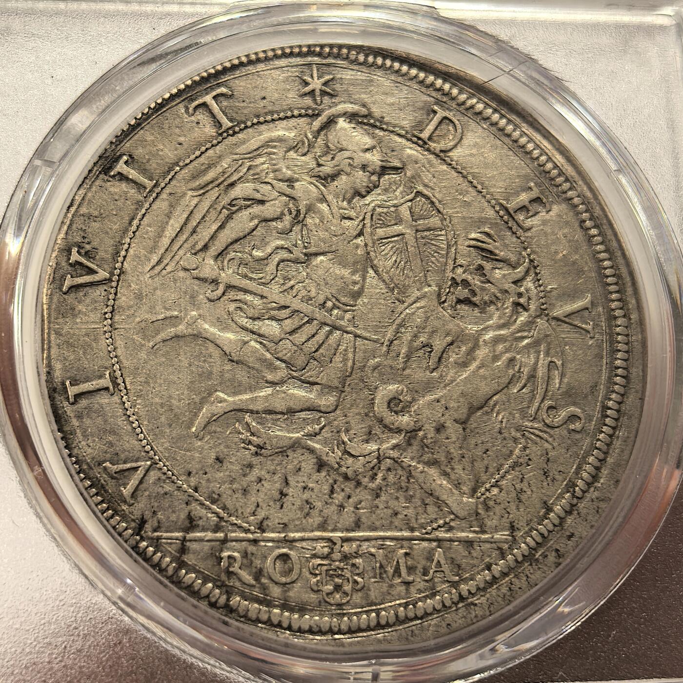 博洋堂“岁启嘉年”2026新年精品大拍专场暨第155期（全场包邮） PCGS AU53 梵蒂冈1634年乌尔班八世1Piastra大银币，17世纪梵蒂冈罕见大规格银币，直径约41mm，重约32g，气场直接拉满。乌尔班八世侧像雕刻极深，官服纹样立体清晰；背面圣米迦勒挥剑镇邪，画面张力十足，巴洛克风格代表作。原始银光叠加自然包浆，整体状态明显高于常见流通品。同品种同状态2023年意大利拍卖裸币成交1700欧元（1.4万），有明确市场参照
