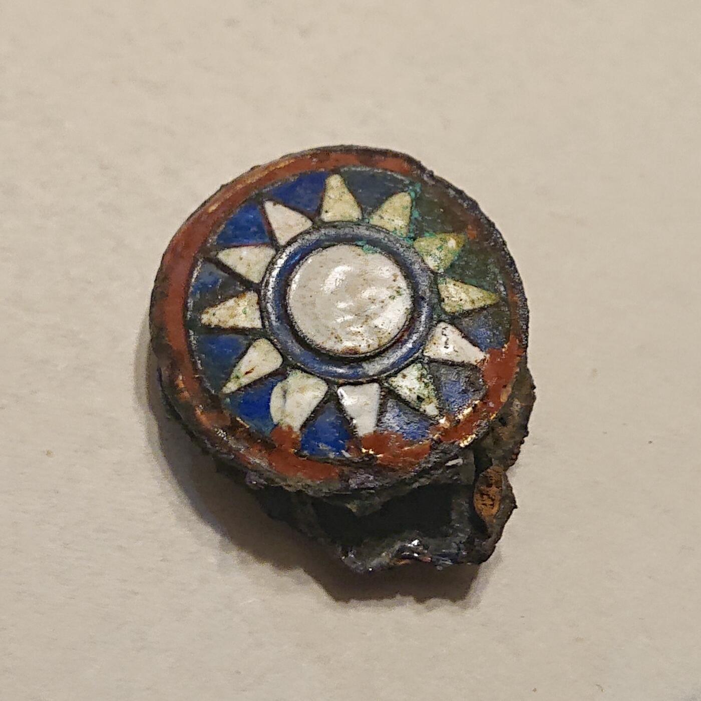 【第肆場】近代勋奖章徽章服饰杂项专场 民国红圈珐琅官兵帽徽_2枚重叠已锈蚀