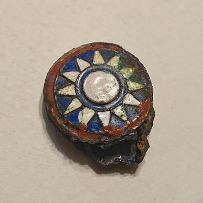 【第肆場】近代勋奖章徽章服饰杂项专场 - 民国红圈珐琅官兵帽徽_2枚重叠已锈蚀