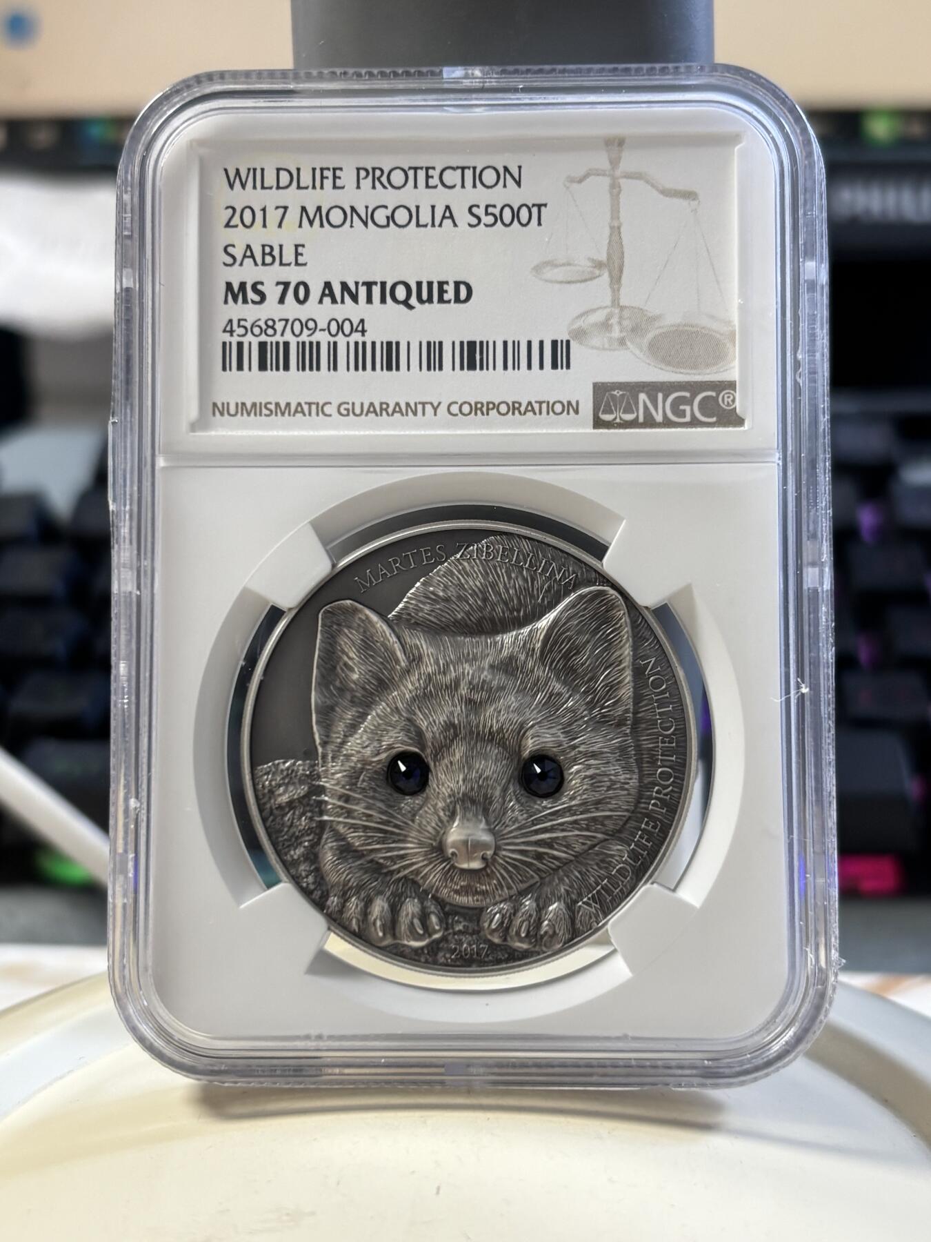 第186期拍卖 蒙古2017年草原动物系列紫貂仿古镶嵌水晶纪念银币NGC-MS70,1盎司。999银，发行2500枚