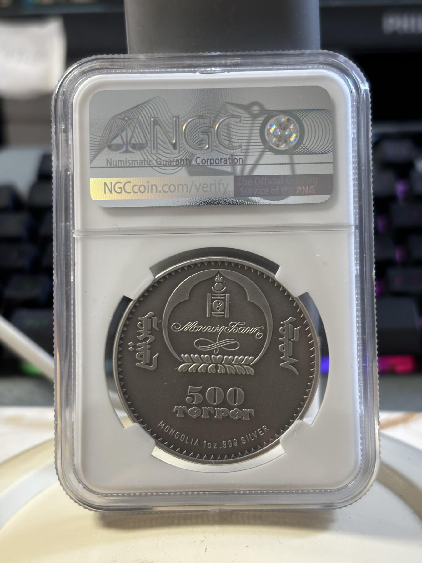 第186期拍卖 蒙古2016年草原动物系列猎隼仿古镶嵌水晶纪念银币NGC-MS70,1盎司，999银，发行2500枚