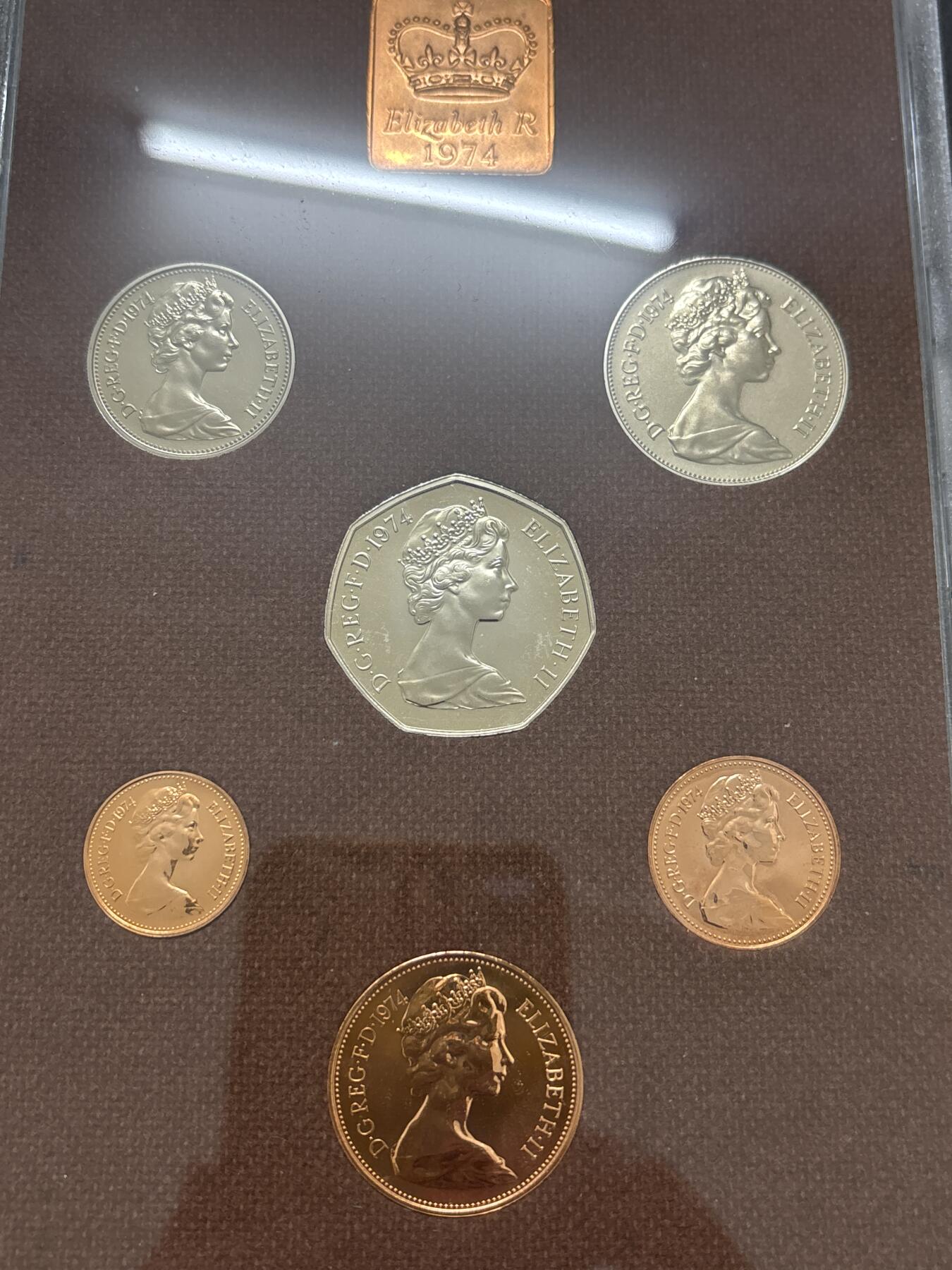 文馨钱币收藏 迎新纳福2026新年第一场（第 287 场）金银老铜币拍卖 原封原盒全新  1974 年英国 1/2 便士--50 便士精制币带铜章一套