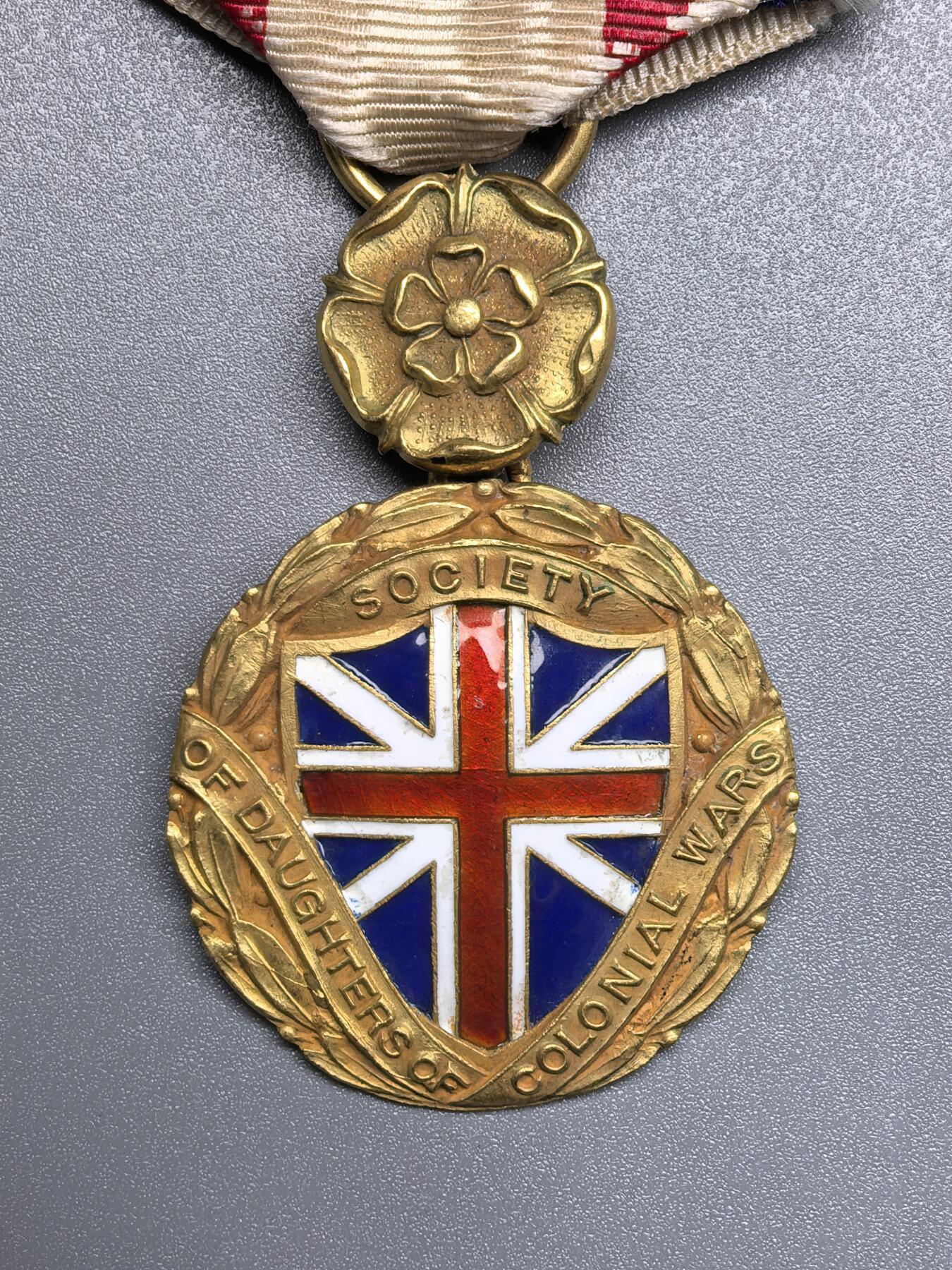 小驴勋章奖章收藏1月2日周五晚六点拍卖（珍爱和平，收藏战争，铭记历史，勿忘国耻，忠党爱国。有偿代拍，送拍规则在简介最后，参拍须阅读规则后再参拍，关系到运费包装发货时效真假辨别等关键信息，拍卖时不再发原图，看大图店主微信码在拍卖店铺介绍里） 美国国家殖民战争之女协会10K金质奖章，背刻获得者名字Harriet Vaughn Rigdon（1880-1941）和1930年308编号及10K金标，成员必须为 1607 年 5 月 13 日至 1775 年 4 月 19 日期间在美国殖民者后裔和美国独立战争爱国者的后裔（女性），实测测比金标含量高，罕见