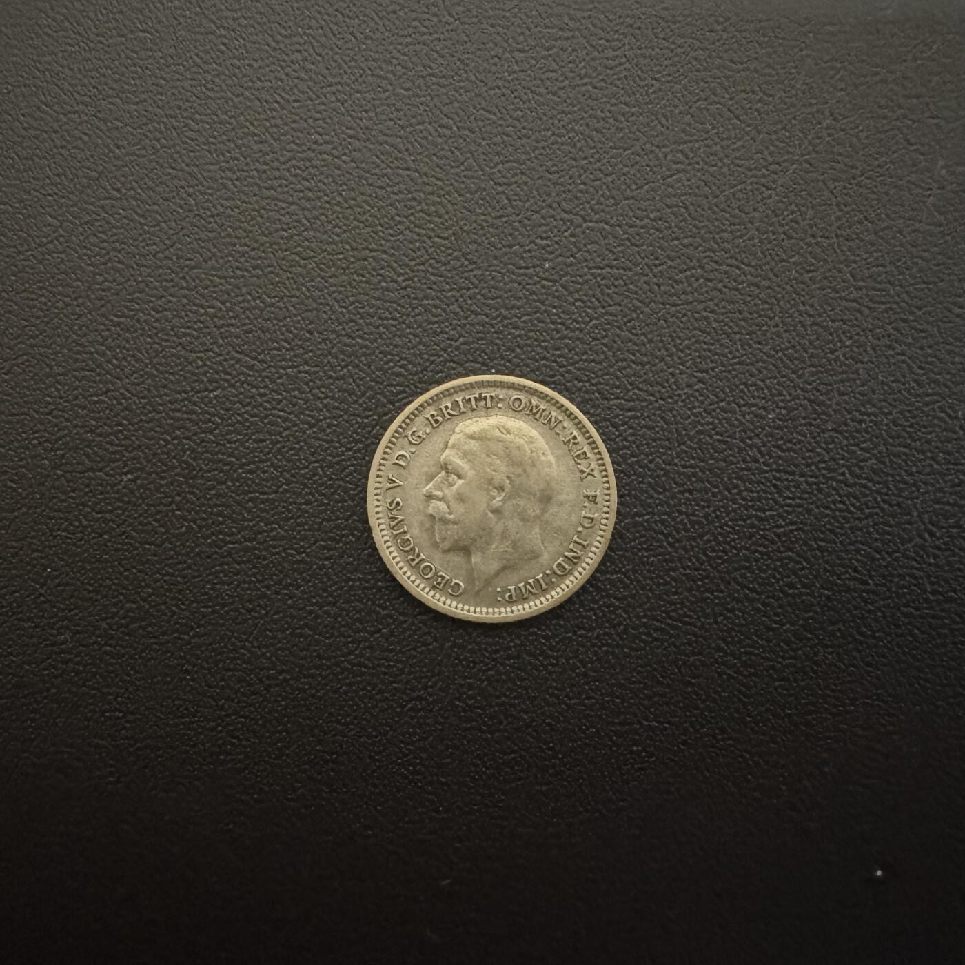 【铜匠收藏】★第135加场★客户代拍 银币场。不寄存，150包邮。不满150元，支付5元运费。《接受代拍 代送NGC评级》 英国1933年乔五3便士银币 1.4g 90%银