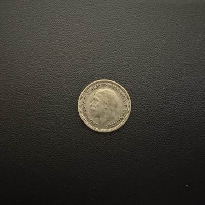 【铜匠收藏】★第135加场★客户代拍 银币场。不寄存，150包邮。不满150元，支付5元运费。《接受代拍 代送NGC评级》 - 英国1933年乔五3便士银币 1.4g 90%银