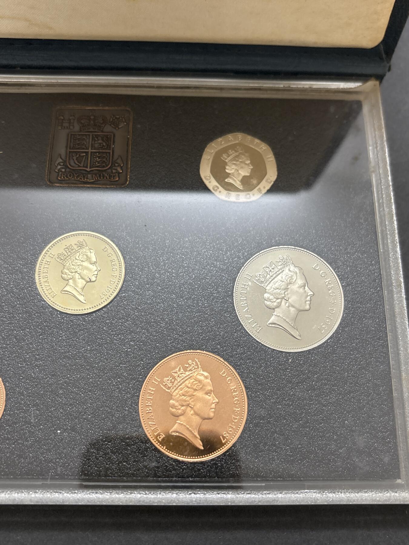 文馨钱币收藏 迎新纳福2026新年第一场（第 287 场）金银老铜币拍卖 原封原盒全新  1987 年英国 1便士--1  磅精制币带铜章一套