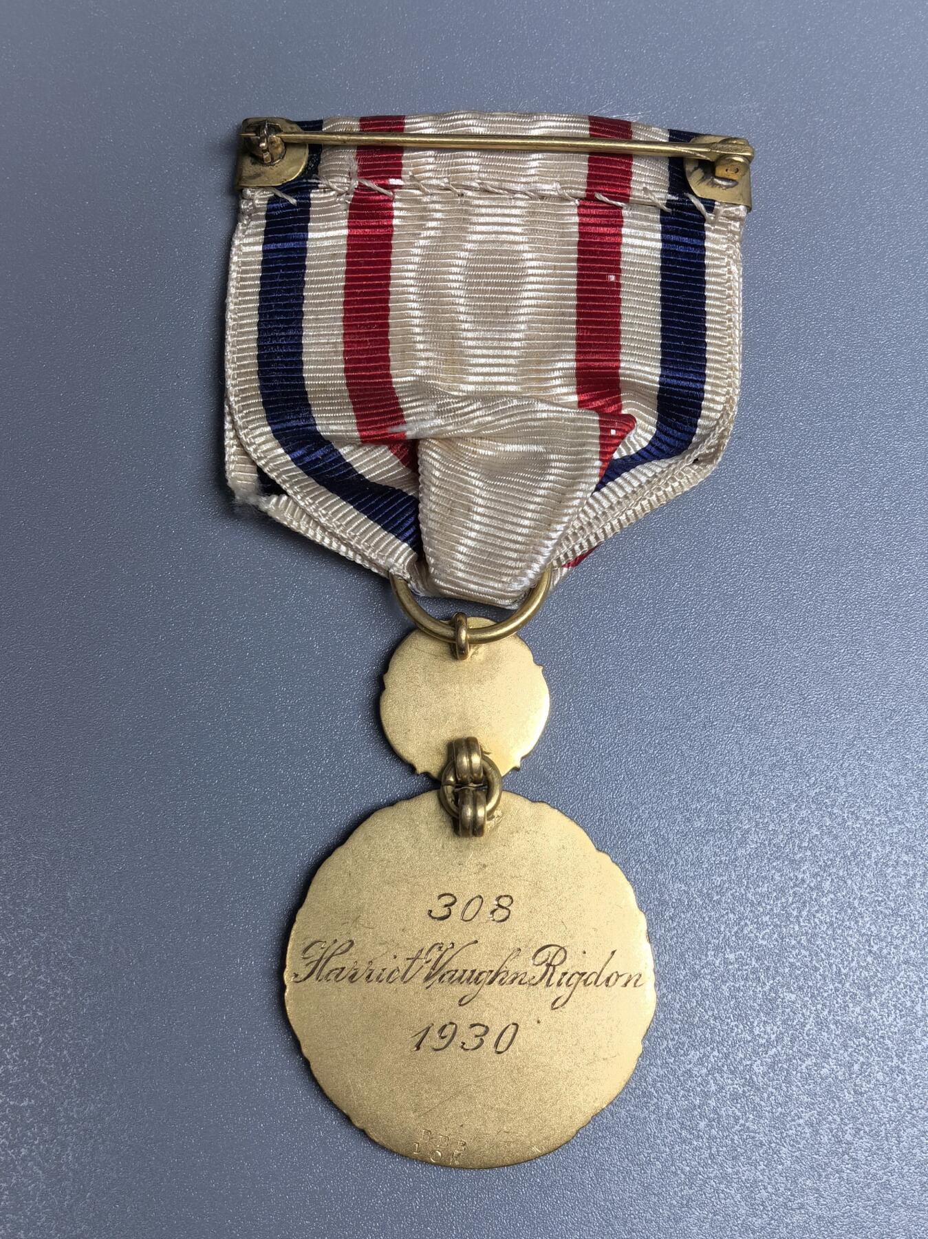 小驴勋章奖章收藏1月2日周五晚六点拍卖（珍爱和平，收藏战争，铭记历史，勿忘国耻，忠党爱国。有偿代拍，送拍规则在简介最后，参拍须阅读规则后再参拍，关系到运费包装发货时效真假辨别等关键信息，拍卖时不再发原图，看大图店主微信码在拍卖店铺介绍里） 美国国家殖民战争之女协会10K金质奖章，背刻获得者名字Harriet Vaughn Rigdon（1880-1941）和1930年308编号及10K金标，成员必须为 1607 年 5 月 13 日至 1775 年 4 月 19 日期间在美国殖民者后裔和美国独立战争爱国者的后裔（女性），实测测比金标含量高，罕见