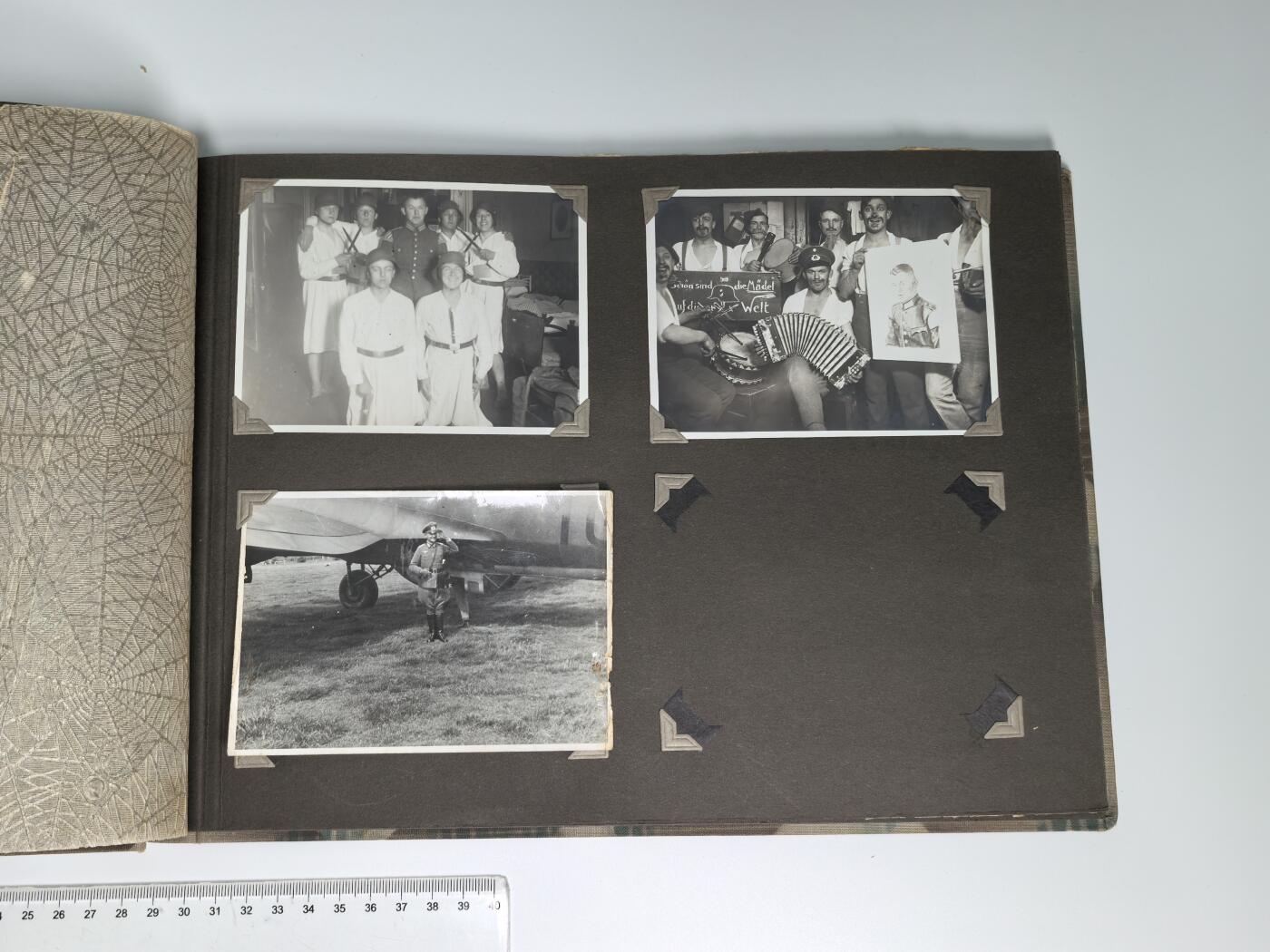 小驴勋章奖章收藏1月2日周五晚六点拍卖（珍爱和平，收藏战争，铭记历史，勿忘国耻，忠党爱国。有偿代拍，送拍规则在简介最后，参拍须阅读规则后再参拍，关系到运费包装发货时效真假辨别等关键信息，拍卖时不再发原图，看大图店主微信码在拍卖店铺介绍里） 得三军旅相册一本