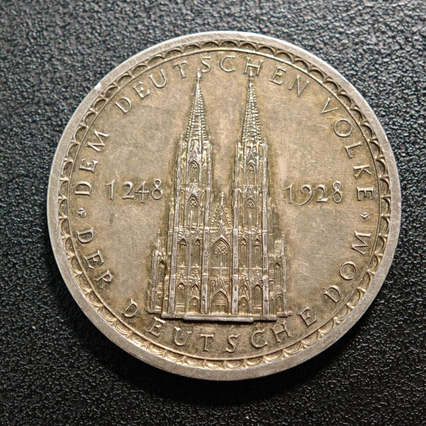 【德藏】世界币章拍卖第160期 1928年 德国魏玛科隆大教堂开工680周年纪念银章 类镜面底板 细节丰富 人物刻画传神 深彩包浆 直径约：36mm；重约：24.9g