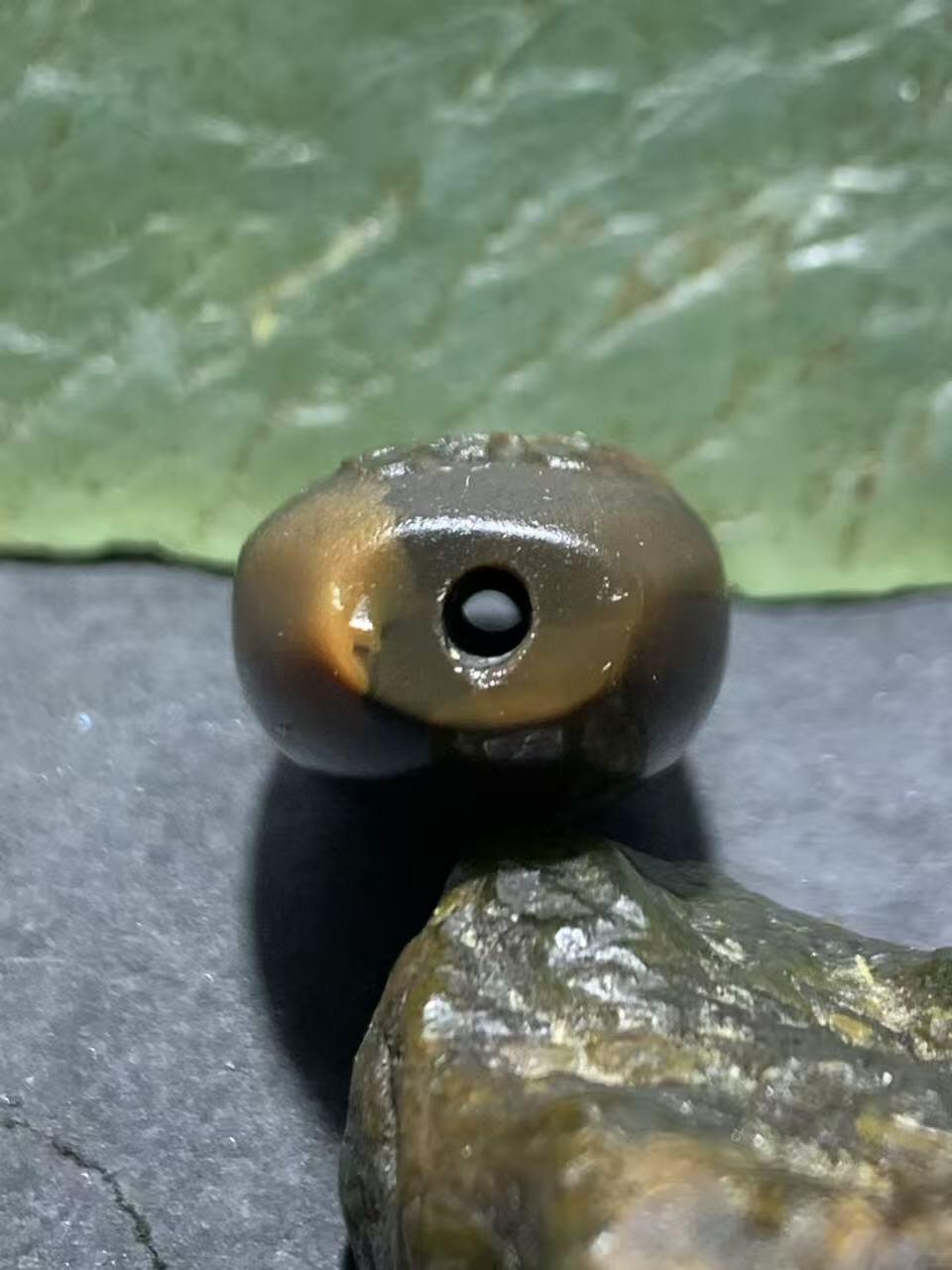 精美亚光风化纹战国红玛瑙手工雕刻禅字勒子一颗！