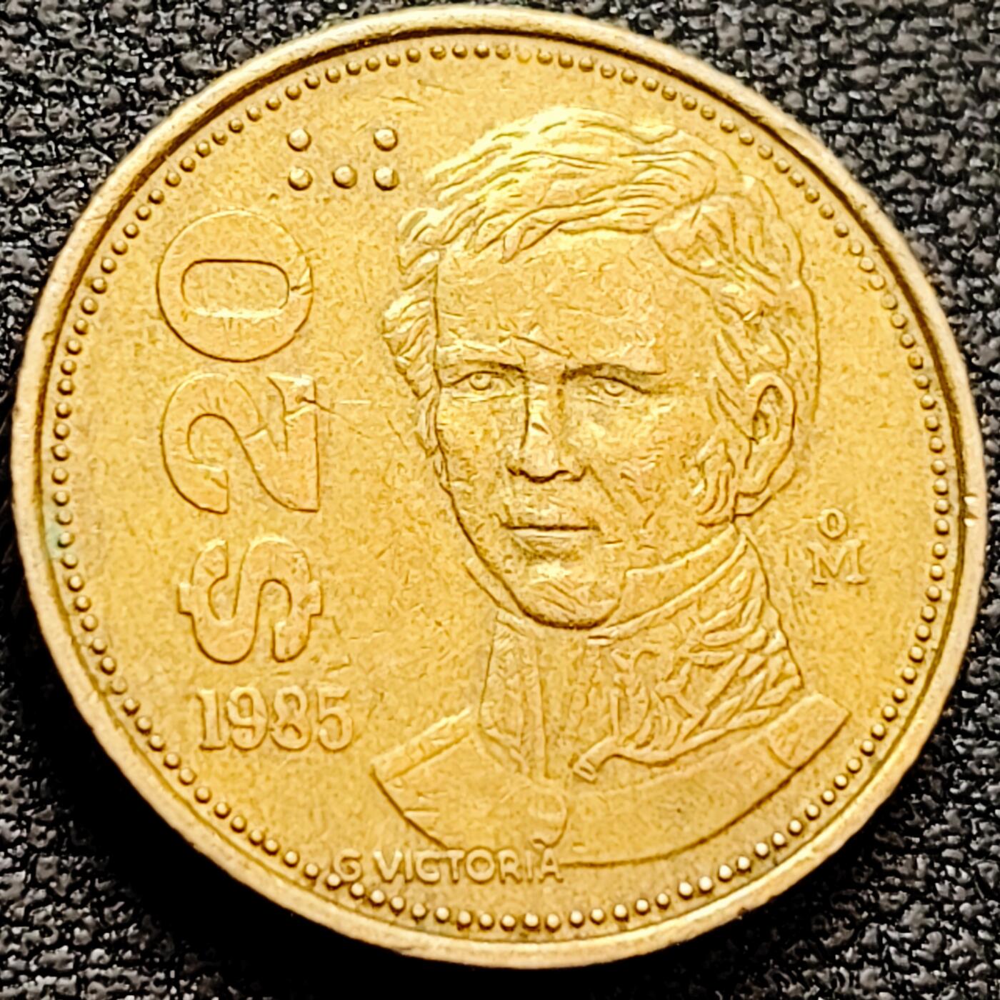 泉币菌-第160场-新年第三场 精品福利场 维克多 墨西哥1985年20比索黄铜硬币 鹰蛇仙人掌21mm 5.96克