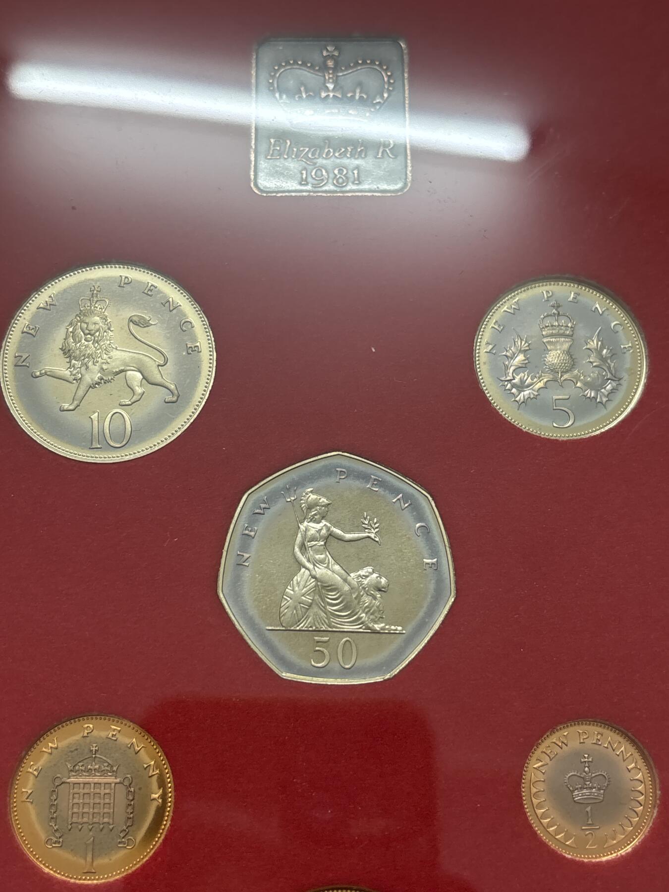 文馨钱币收藏 迎新纳福2026新年第一场（第 287 场）金银老铜币拍卖 原封原盒全新  1981 年英国 1/2 便士--50 便士带彩精制币带铜章一套