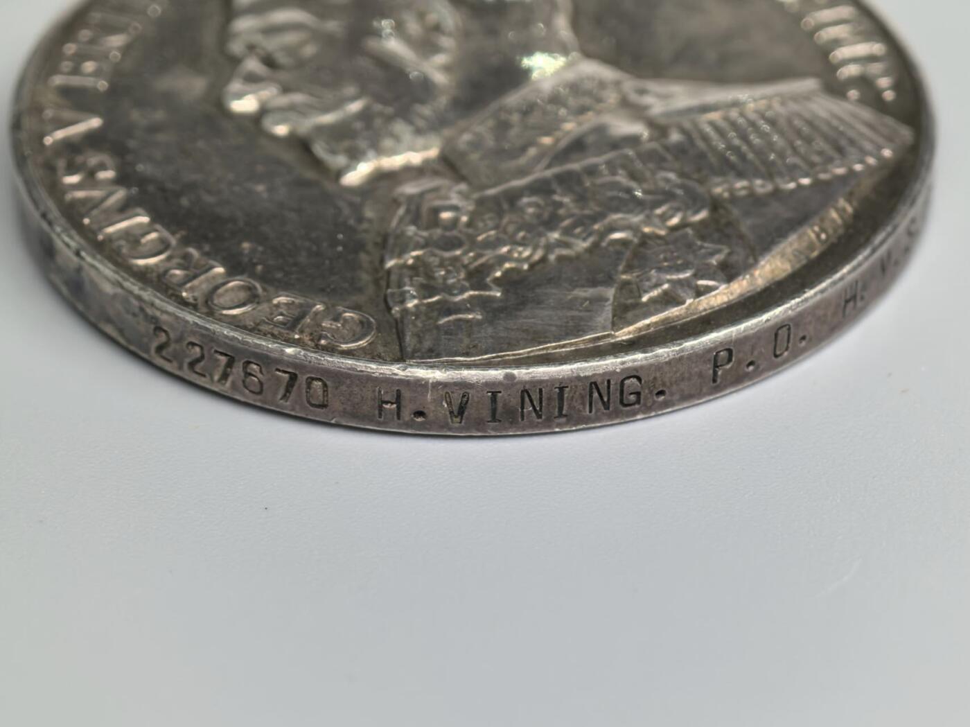 小驴勋章奖章收藏1月2日周五晚六点拍卖（珍爱和平，收藏战争，铭记历史，勿忘国耻，忠党爱国。有偿代拍，送拍规则在简介最后，参拍须阅读规则后再参拍，关系到运费包装发货时效真假辨别等关键信息，拍卖时不再发原图，看大图店主微信码在拍卖店铺介绍里） 乔治五世版英国皇家海军长期服役奖章，银质，打有获得者信息边铭带档案