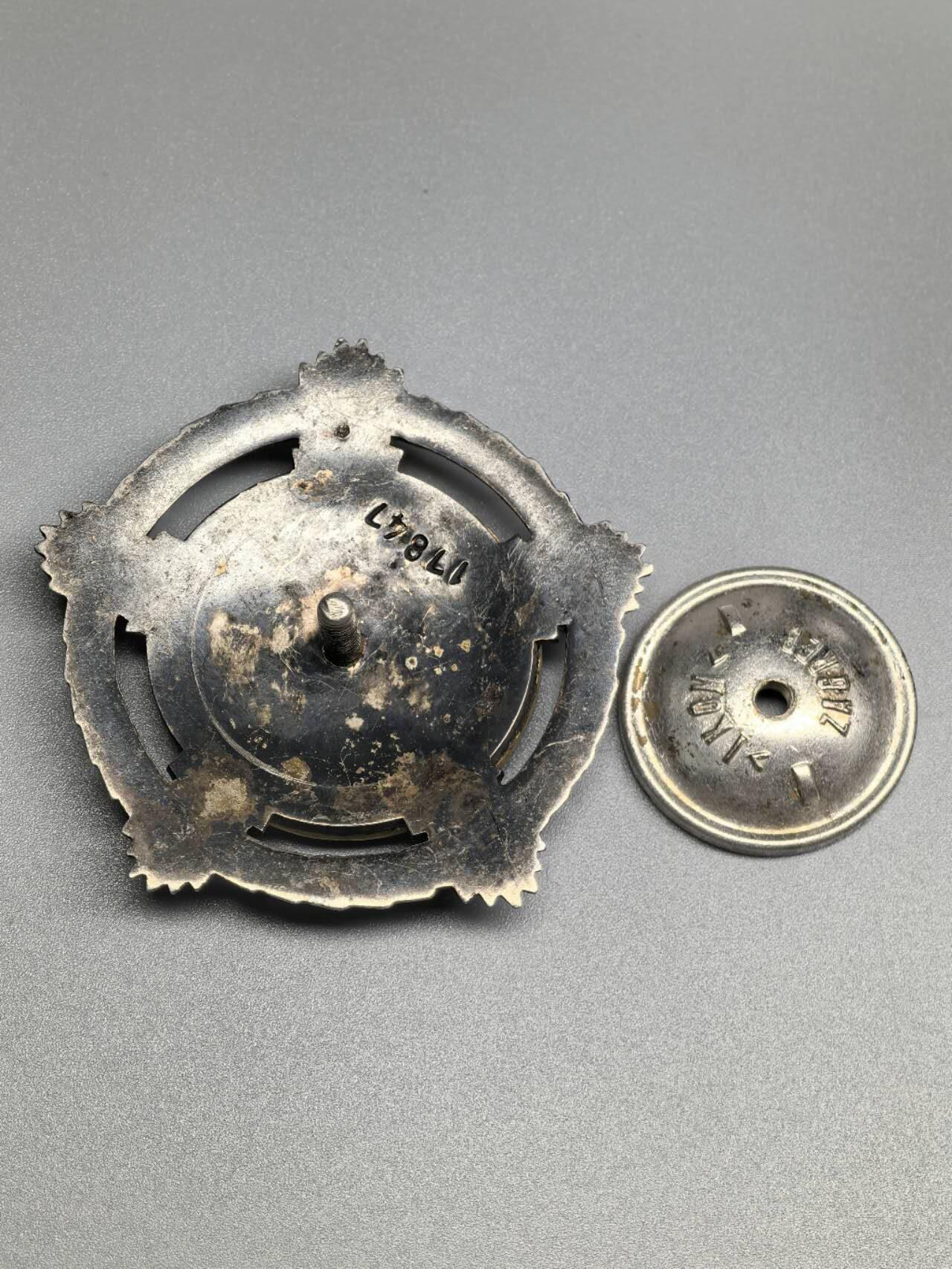 小驴勋章奖章收藏1月2日周五晚六点拍卖（珍爱和平，收藏战争，铭记历史，勿忘国耻，忠党爱国。有偿代拍，送拍规则在简介最后，参拍须阅读规则后再参拍，关系到运费包装发货时效真假辨别等关键信息，拍卖时不再发原图，看大图店主微信码在拍卖店铺介绍里） 南斯拉夫二级团结友谊勋章，背打银标，珐琅有佩戴痕迹