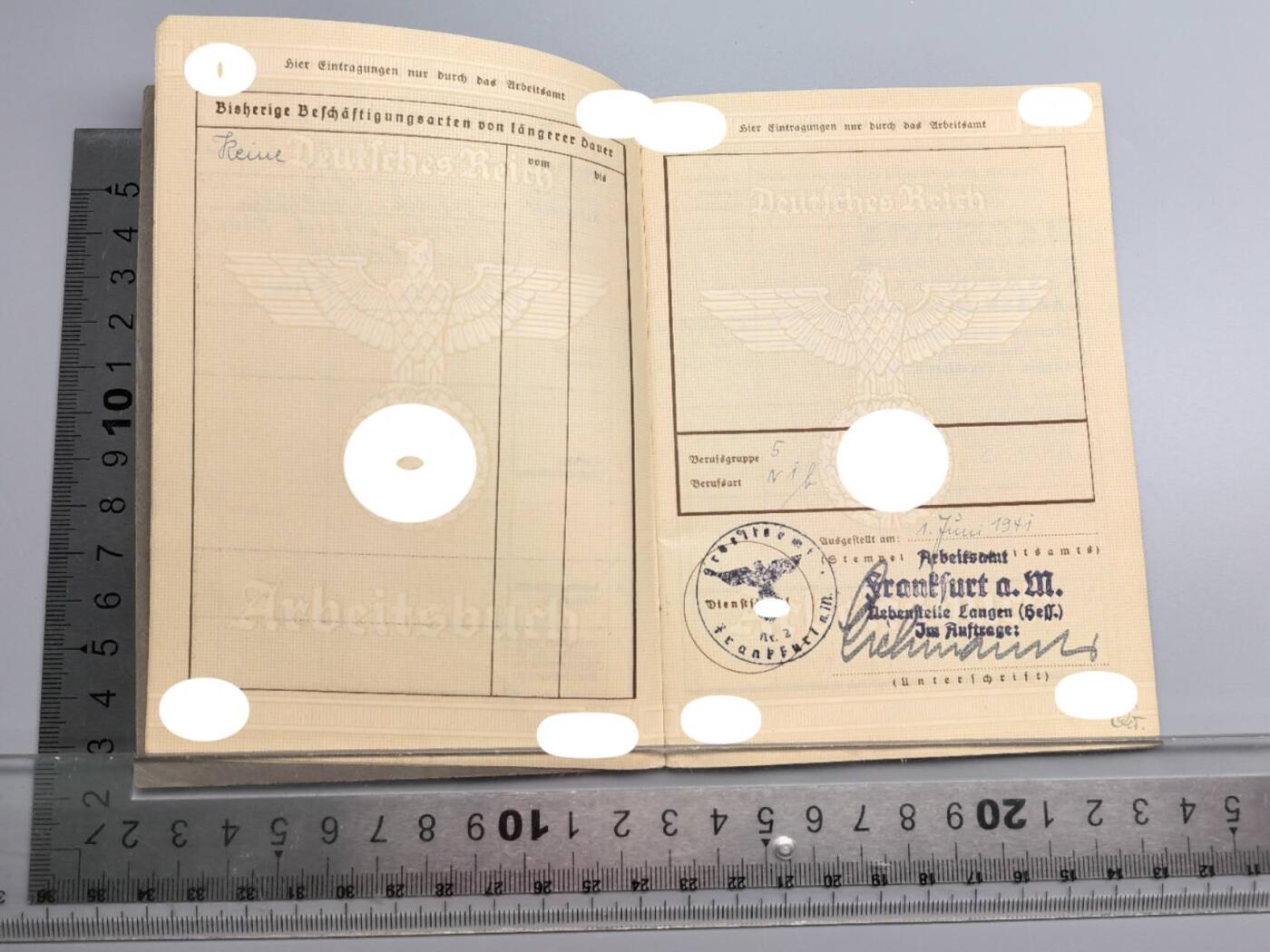 小驴勋章奖章收藏1月2日周五晚六点拍卖（珍爱和平，收藏战争，铭记历史，勿忘国耻，忠党爱国。有偿代拍，送拍规则在简介最后，参拍须阅读规则后再参拍，关系到运费包装发货时效真假辨别等关键信息，拍卖时不再发原图，看大图店主微信码在拍卖店铺介绍里） 得三工作本带两张照片