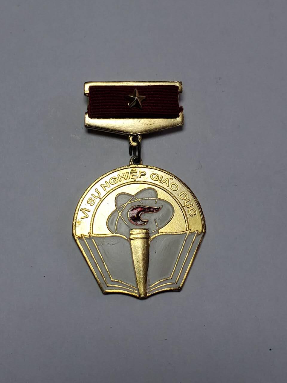 韵星假日拍卖第三十五期 -- Rimey Holidays Auction 34 越南社会主义特级为教育贡献奖章 铜镀金库存品相