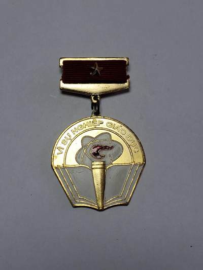 韵星假日拍卖第三十五期 -- Rimey Holidays Auction 34 - 越南社会主义特级为教育贡献奖章 铜镀金库存品相