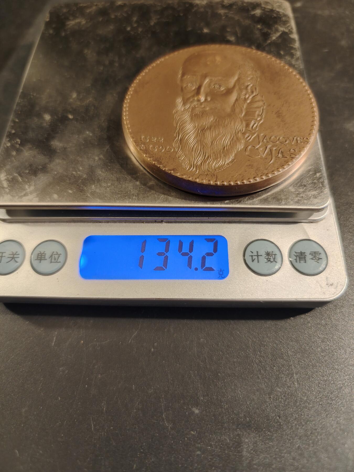 老王徽章第173期 法国公证处与存托银行大铜章 原盒 直径60mm 重量134.2g 正面人物为雅克·库雅斯，他是法国文艺复兴时期著名的法学家和古典学者。