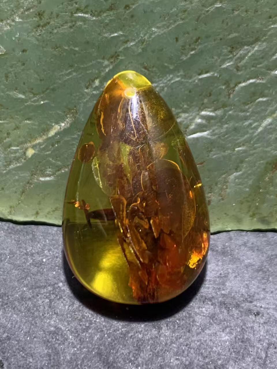 乌克兰花珀水滴形吊坠一个，