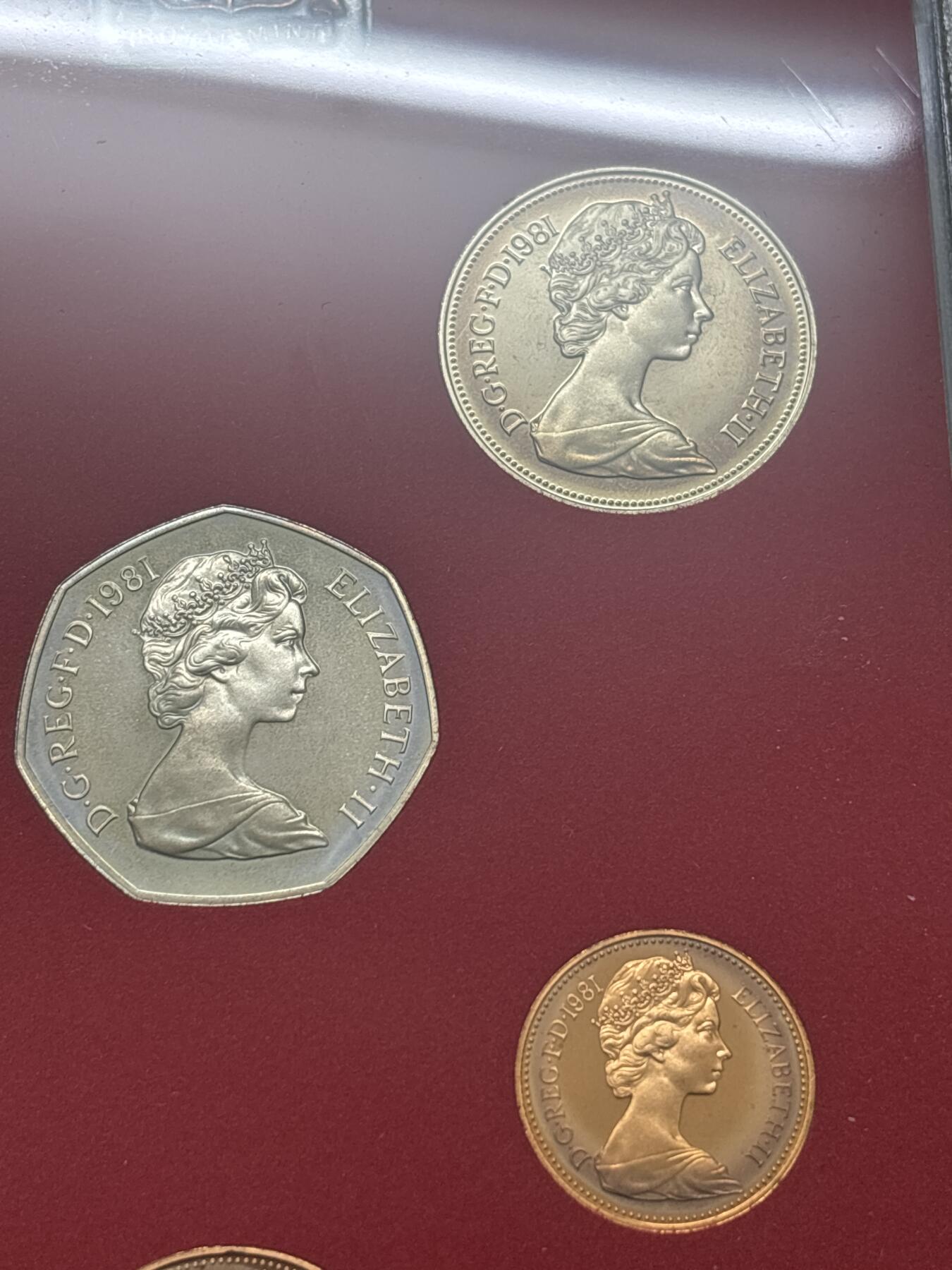 文馨钱币收藏 迎新纳福2026新年第一场（第 287 场）金银老铜币拍卖 原封原盒全新  1981 年英国 1/2 便士--50 便士带彩精制币带铜章一套