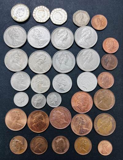 文馨钱币收藏 迎新纳福2026新年第一场（第 287 场）金银老铜币拍卖 - 英国各时期伊丽莎白二世 1/2 便士------1 磅双色纪念币共 35 枚，原光品相很多