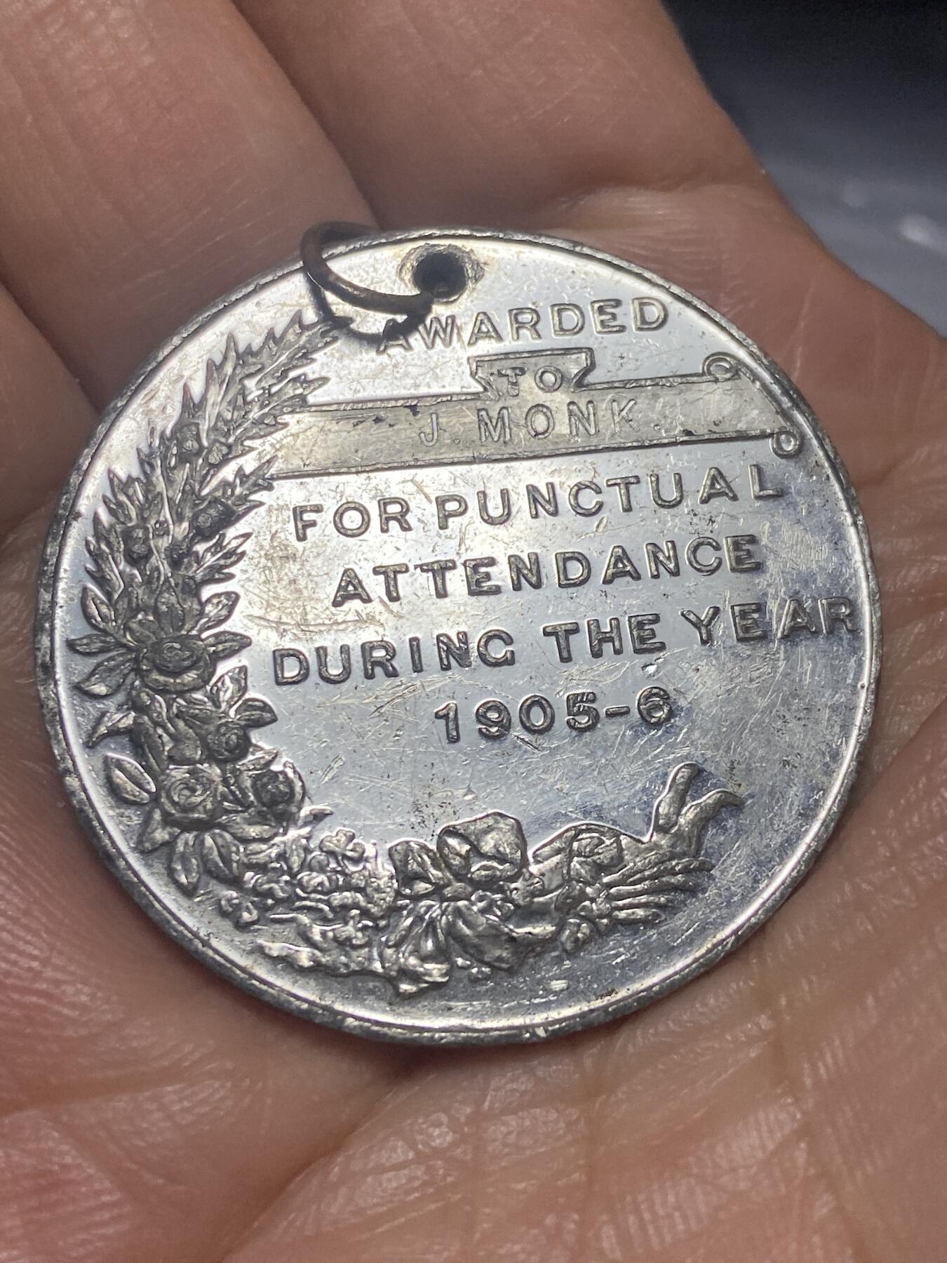 2026年第三场(总第一百七十二场）外国好品散币场(免佣金) 好品–英国🇬🇧纪念章，白鑞材质，直径38.9毫米，厚2.4毫米，重17.23克(1905–1906年准时出勤奖章，授予J. MONK)