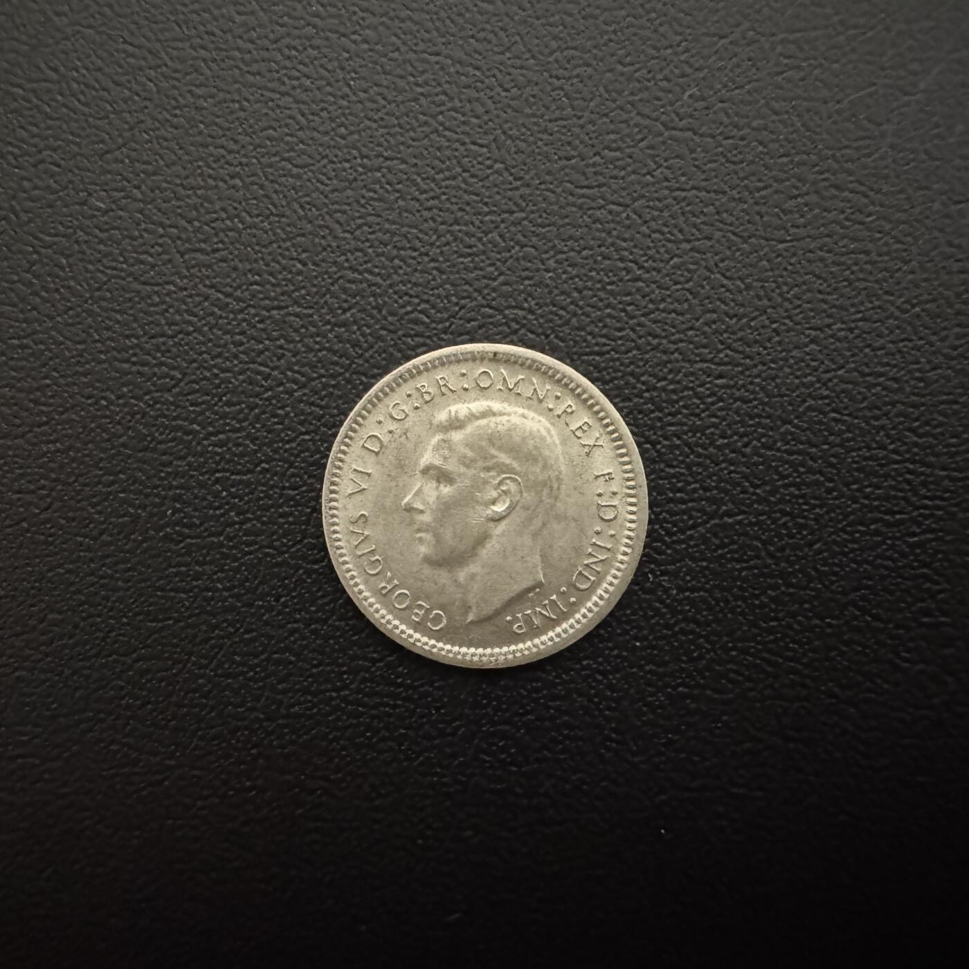 【铜匠收藏】★第135加场★客户代拍 银币场。不寄存，150包邮。不满150元，支付5元运费。《接受代拍 代送NGC评级》 英属澳大利亚1943年乔六3便士银币 1.4g 90%银