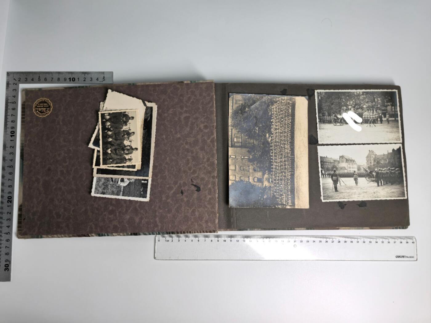 小驴勋章奖章收藏1月2日周五晚六点拍卖（珍爱和平，收藏战争，铭记历史，勿忘国耻，忠党爱国。有偿代拍，送拍规则在简介最后，参拍须阅读规则后再参拍，关系到运费包装发货时效真假辨别等关键信息，拍卖时不再发原图，看大图店主微信码在拍卖店铺介绍里） 得三军旅相册一本