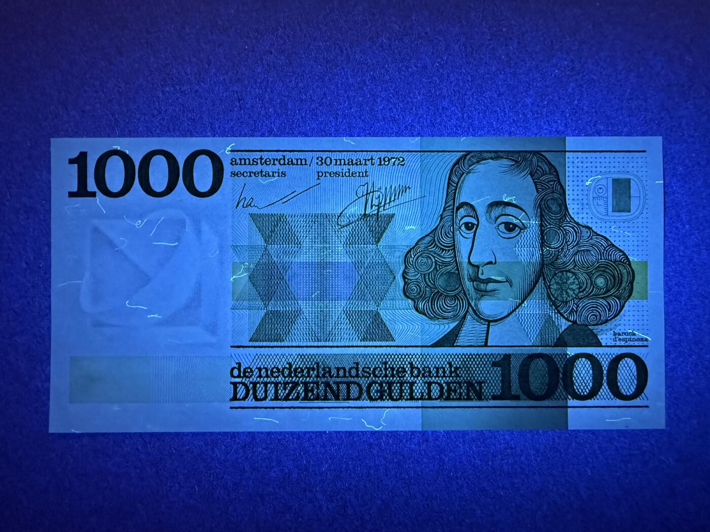 《艾美收藏》第227期-1.3周六外币黄金场-马年首拍 荷兰1000盾 AU 人像版斯宾诺莎 中间有道不明显的暗折(肉眼几乎不可见) 无4 汇率近4000元