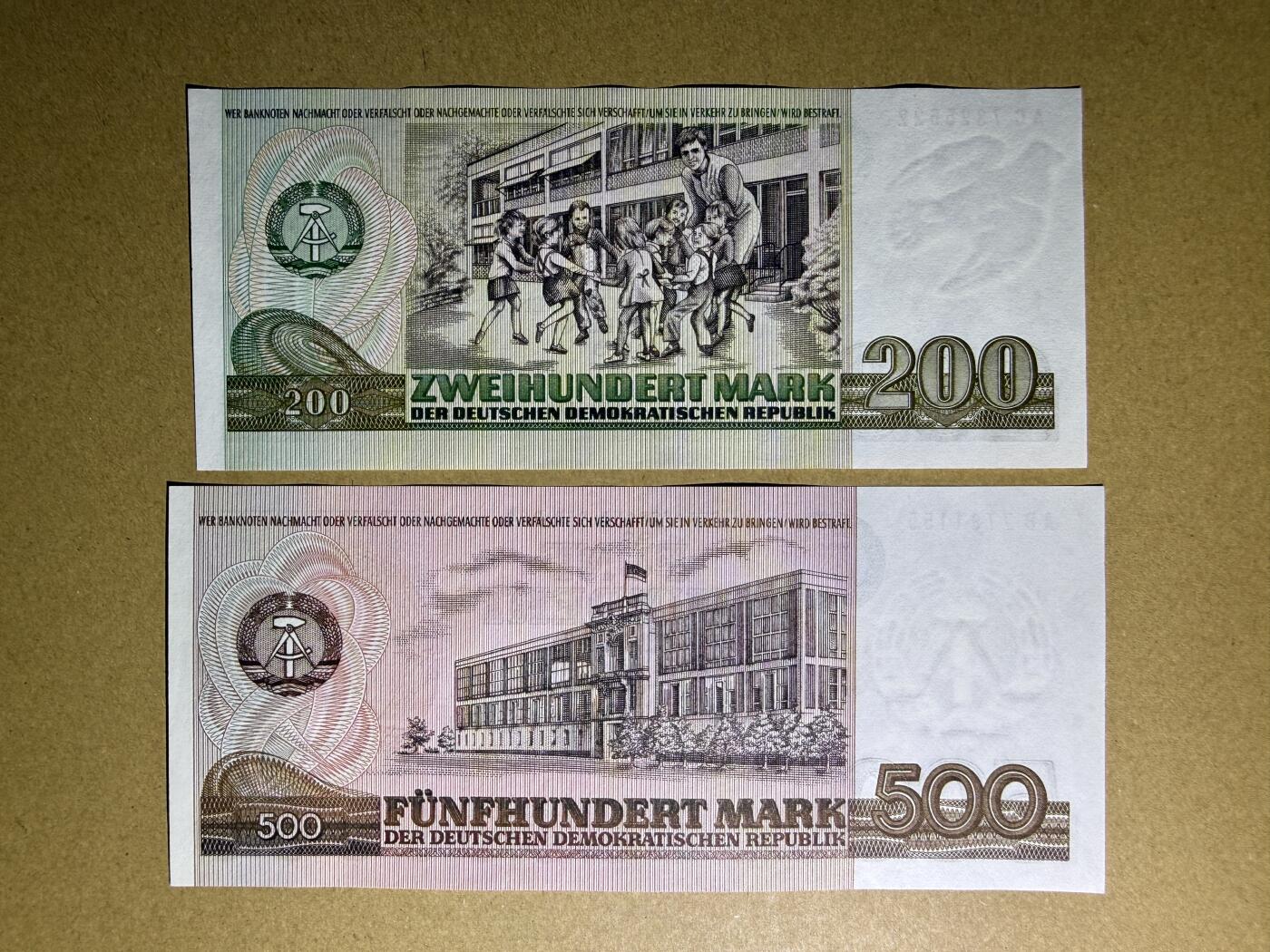 《艾美收藏》第227期-1.3周六外币黄金场-马年首拍 东德200、500马克2张 UNC 1985年 无4双尾