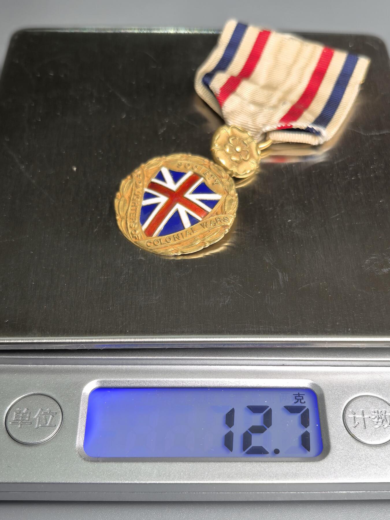 小驴勋章奖章收藏1月2日周五晚六点拍卖（珍爱和平，收藏战争，铭记历史，勿忘国耻，忠党爱国。有偿代拍，送拍规则在简介最后，参拍须阅读规则后再参拍，关系到运费包装发货时效真假辨别等关键信息，拍卖时不再发原图，看大图店主微信码在拍卖店铺介绍里） 美国国家殖民战争之女协会10K金质奖章，背刻获得者名字Harriet Vaughn Rigdon（1880-1941）和1930年308编号及10K金标，成员必须为 1607 年 5 月 13 日至 1775 年 4 月 19 日期间在美国殖民者后裔和美国独立战争爱国者的后裔（女性），实测测比金标含量高，罕见