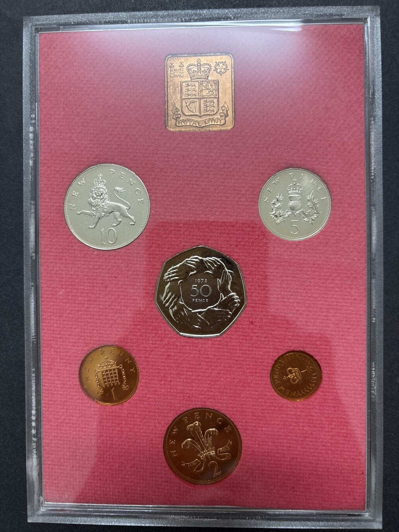 文馨钱币收藏 迎新纳福2026新年第一场（第 287 场）金银老铜币拍卖 原封原盒全新  1973 年英国 1/2 便士--50 便士纪念精制币带铜章一套