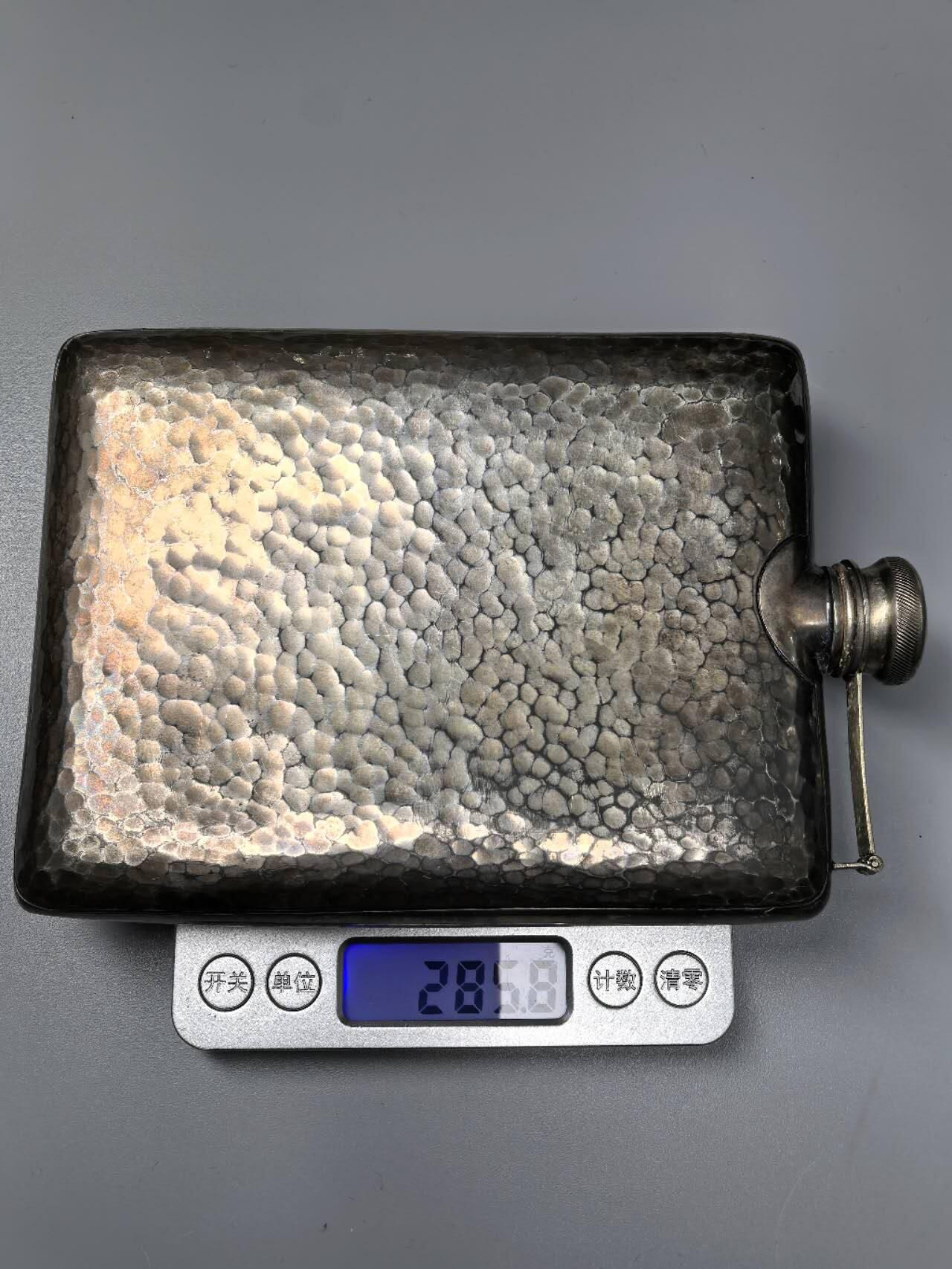 小驴勋章奖章收藏1月2日周五晚六点拍卖（珍爱和平，收藏战争，铭记历史，勿忘国耻，忠党爱国。有偿代拍，送拍规则在简介最后，参拍须阅读规则后再参拍，关系到运费包装发货时效真假辨别等关键信息，拍卖时不再发原图，看大图店主微信码在拍卖店铺介绍里） 1942-1943年非洲军团私人订制手工捶打锡酒壶，锡镀银，正面雕刻1942-1943非洲军团图样，大个头16.5 厘米（长）x 11 厘米（宽）x2.2厘米（厚），286克，酒壶盖里有原密封木塞